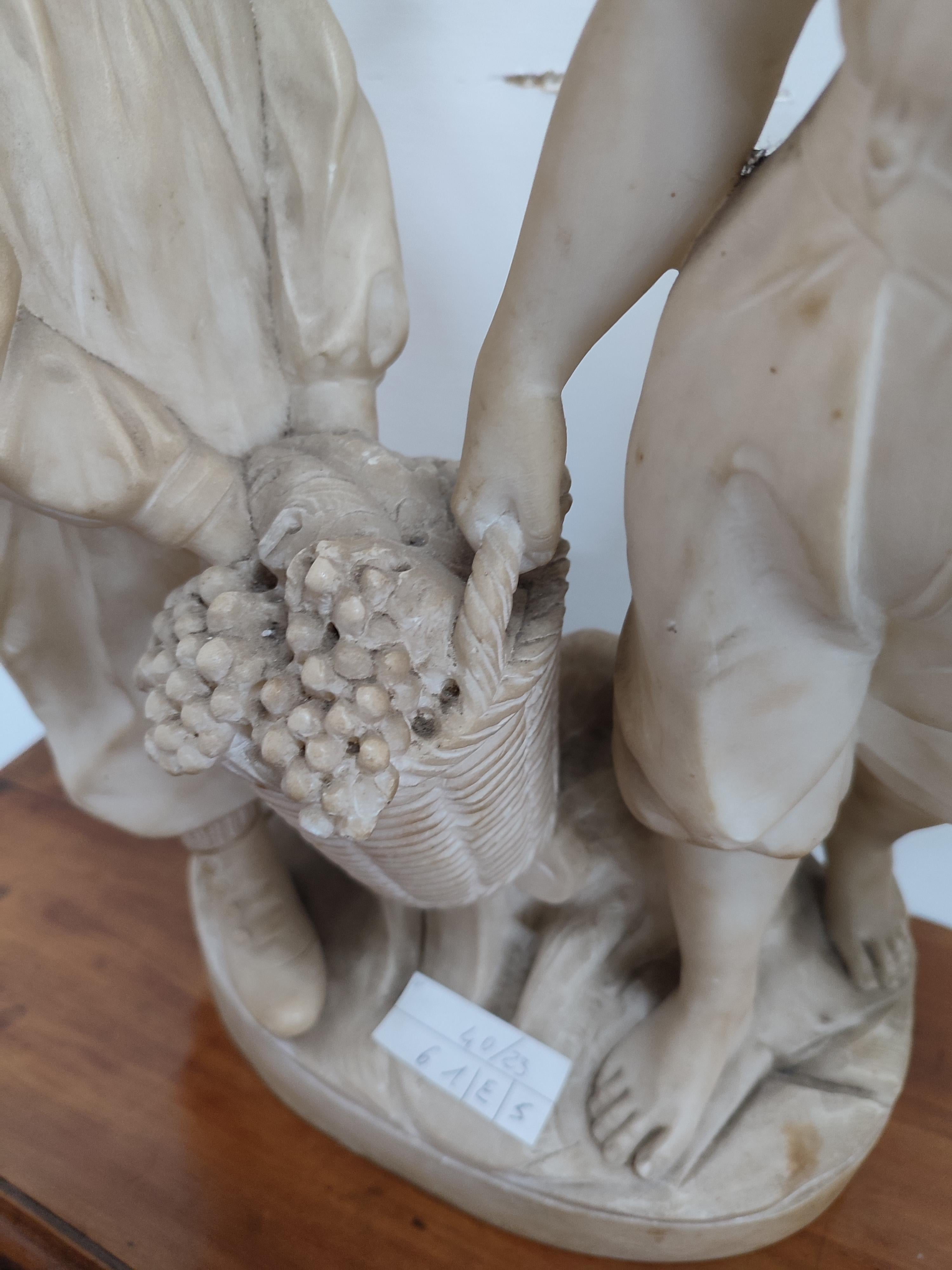 Skulptur, die ein Kinderpaar darstellt (Marmor) im Angebot