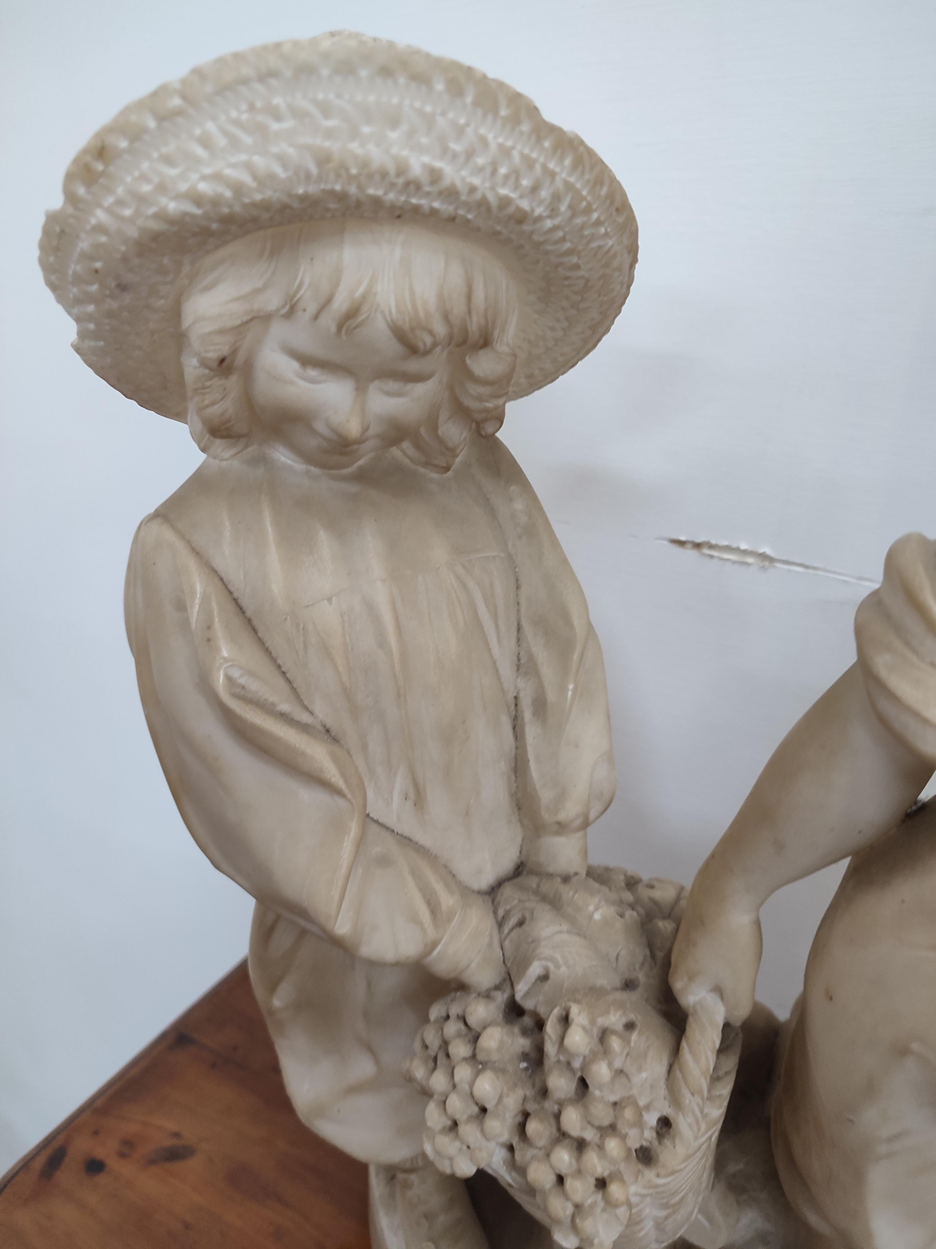 Sculpture représentant un couple d'enfants en vente 1
