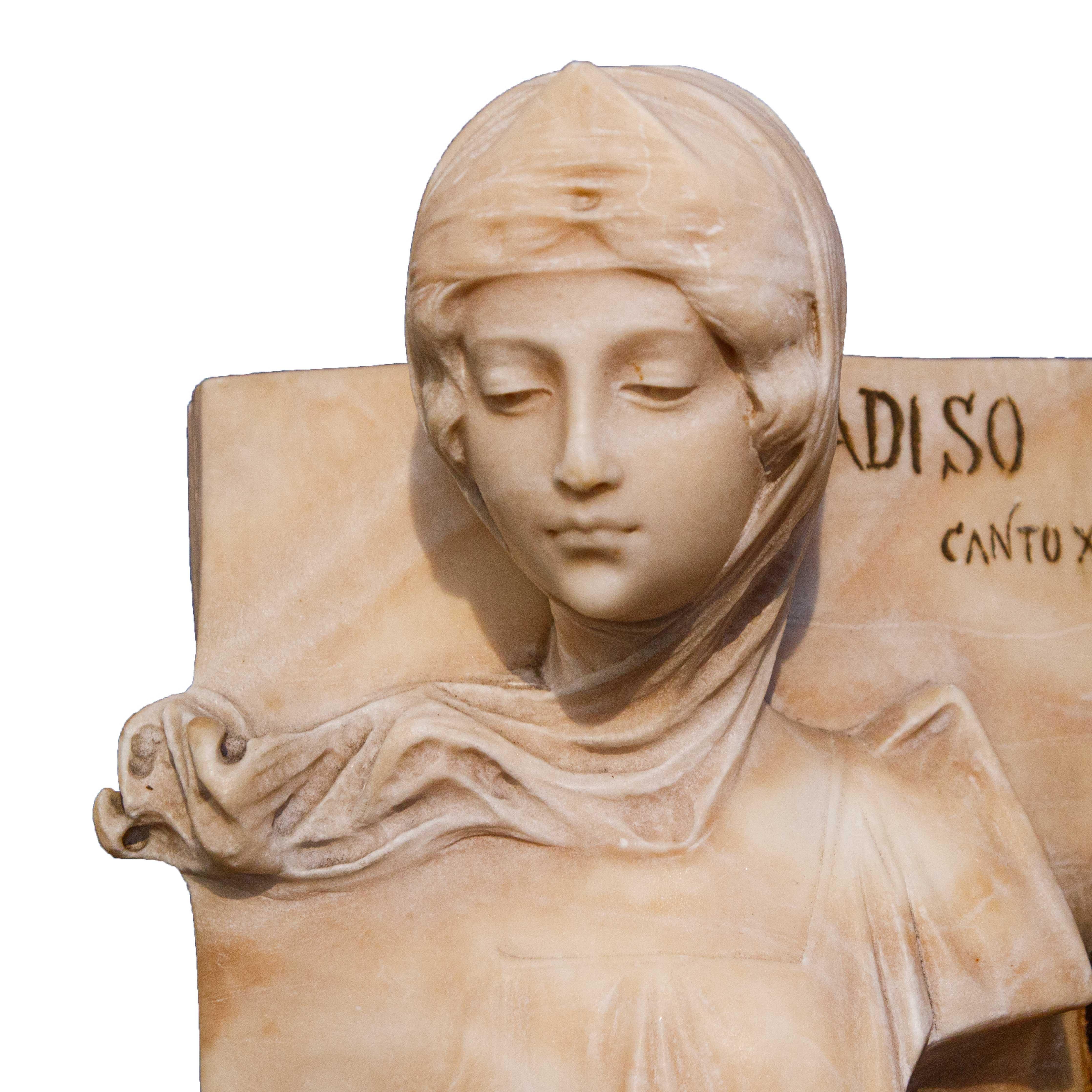 Dante et Béatrice

Albâtre, 33 x 20 x 36 cm

Début du 20e siècle


Sur les deux faces du livre, un buste en saillie de Dante Alighieri, dans une pose de profil typique de l'Antiquité, regarde avec admiration sa bien-aimée Béatrice sculptée sur la
