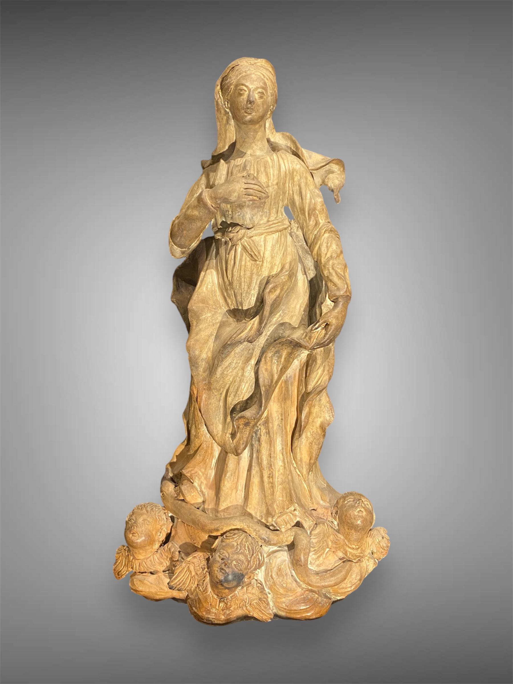 Scultura in terracotta raffigurante Madonna, prodotta nella seconda metà del 1700 - Centro Italia.

La figura della Madonna è rappresentata in piedi sulle nuvole e circondata dai cherubini, una posa iconografica comune che denota purezza e