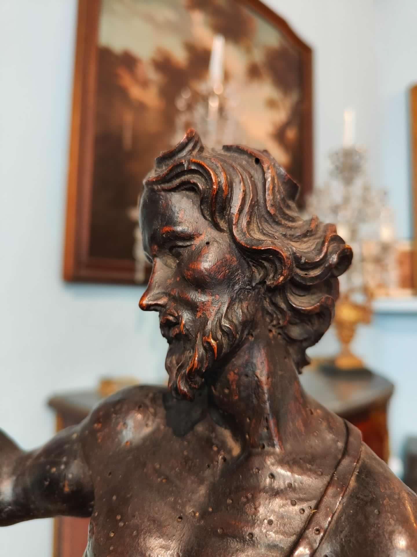 Skulptur mit der Darstellung des Heiligen Johannes des Täufers (Holz) im Angebot