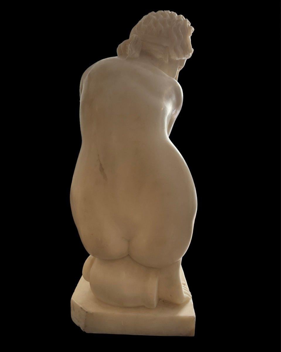 Scultura raffigurante Venere accovacciata in marmo - XX secolo For Sale 5