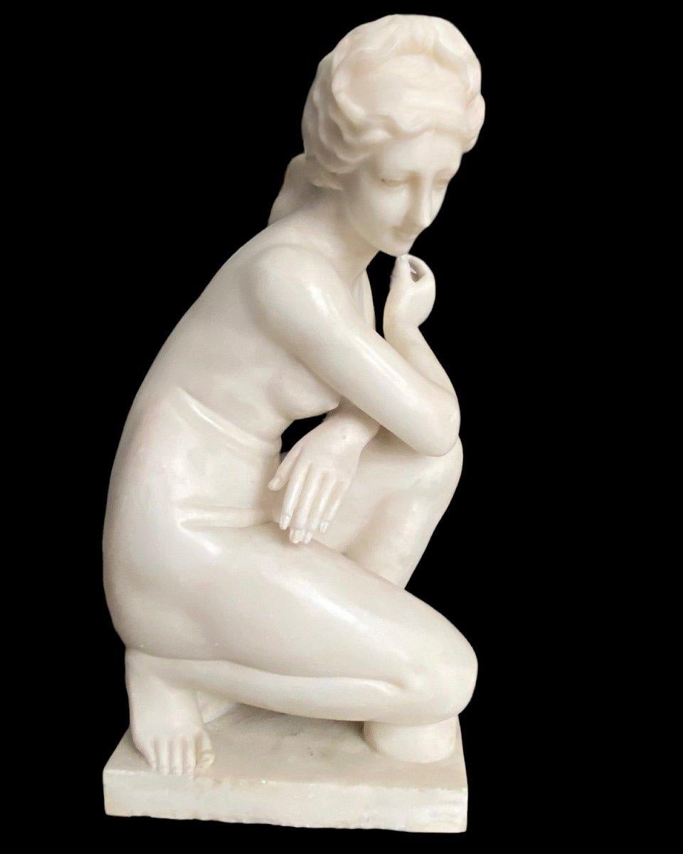 Italian Scultura raffigurante Venere accovacciata in marmo - XX secolo For Sale
