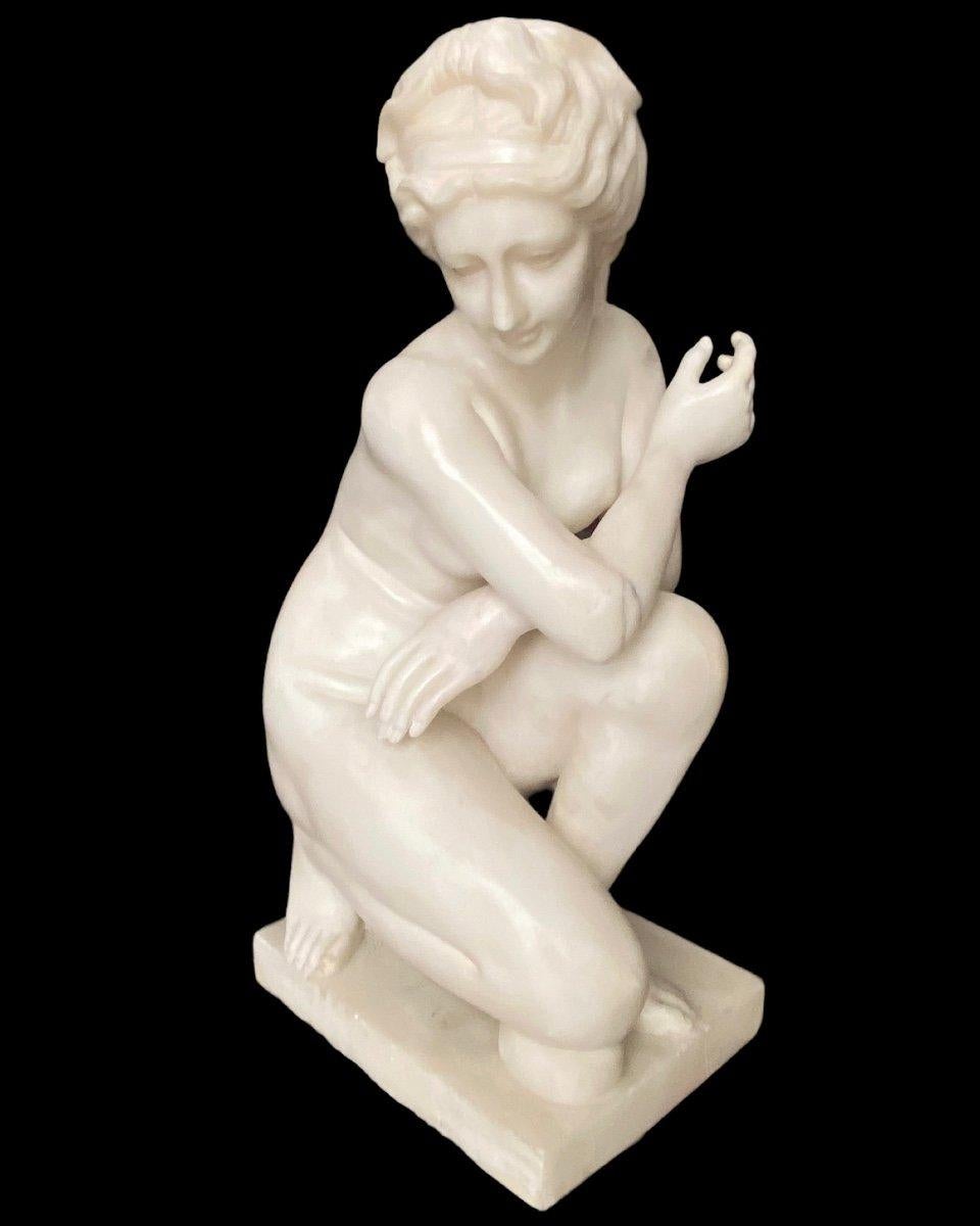 Scultura raffigurante Venere accovacciata in marmo - XX secolo In Good Condition For Sale In Fidenza, IT