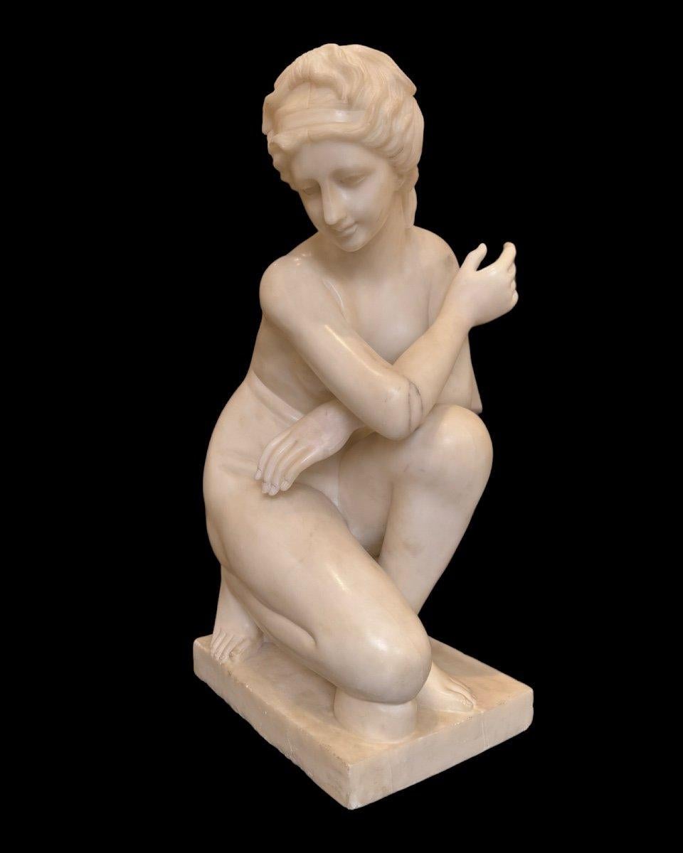 20th Century Scultura raffigurante Venere accovacciata in marmo - XX secolo For Sale