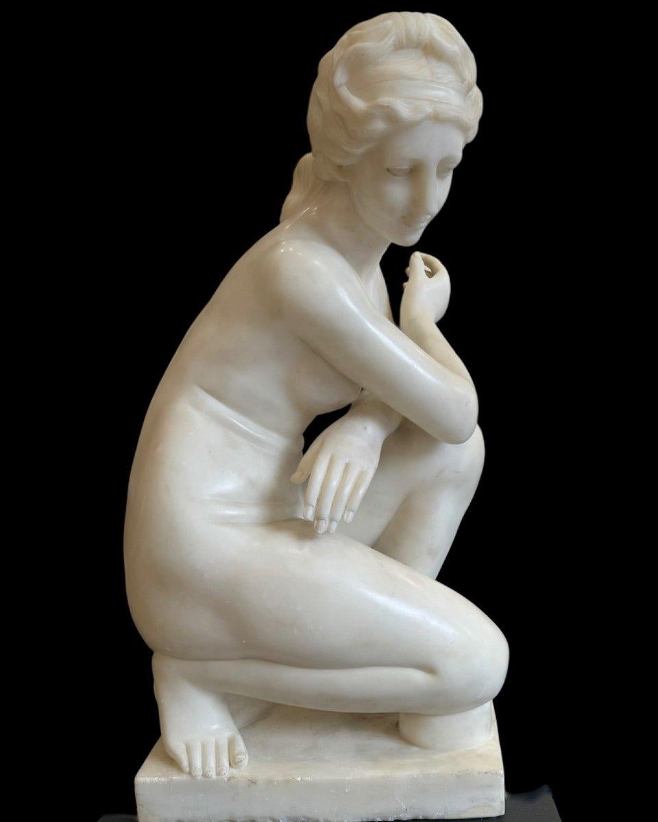 Carrara Marble Scultura raffigurante Venere accovacciata in marmo - XX secolo For Sale