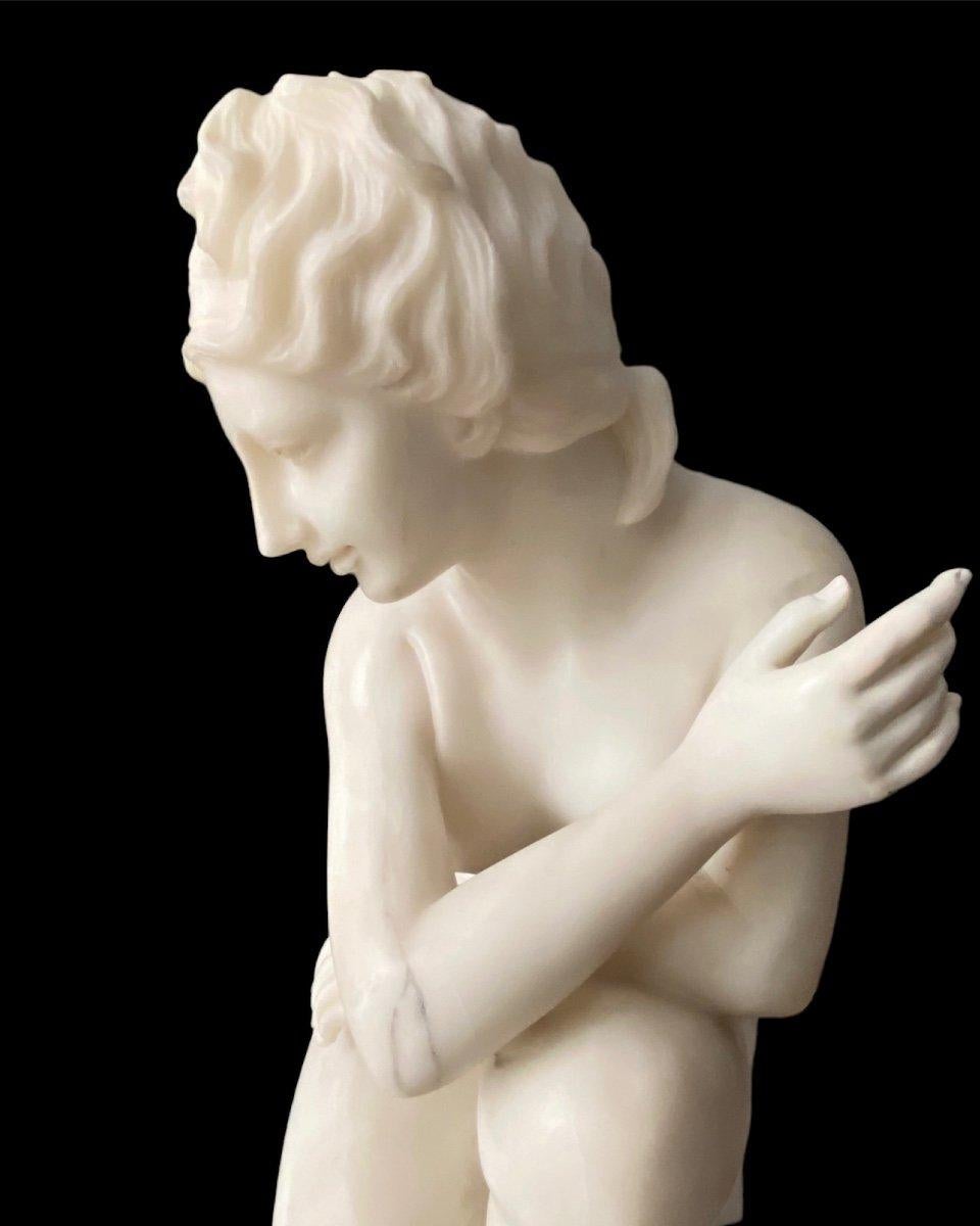 Scultura raffigurante Venere accovacciata in marmo - XX secolo For Sale 2