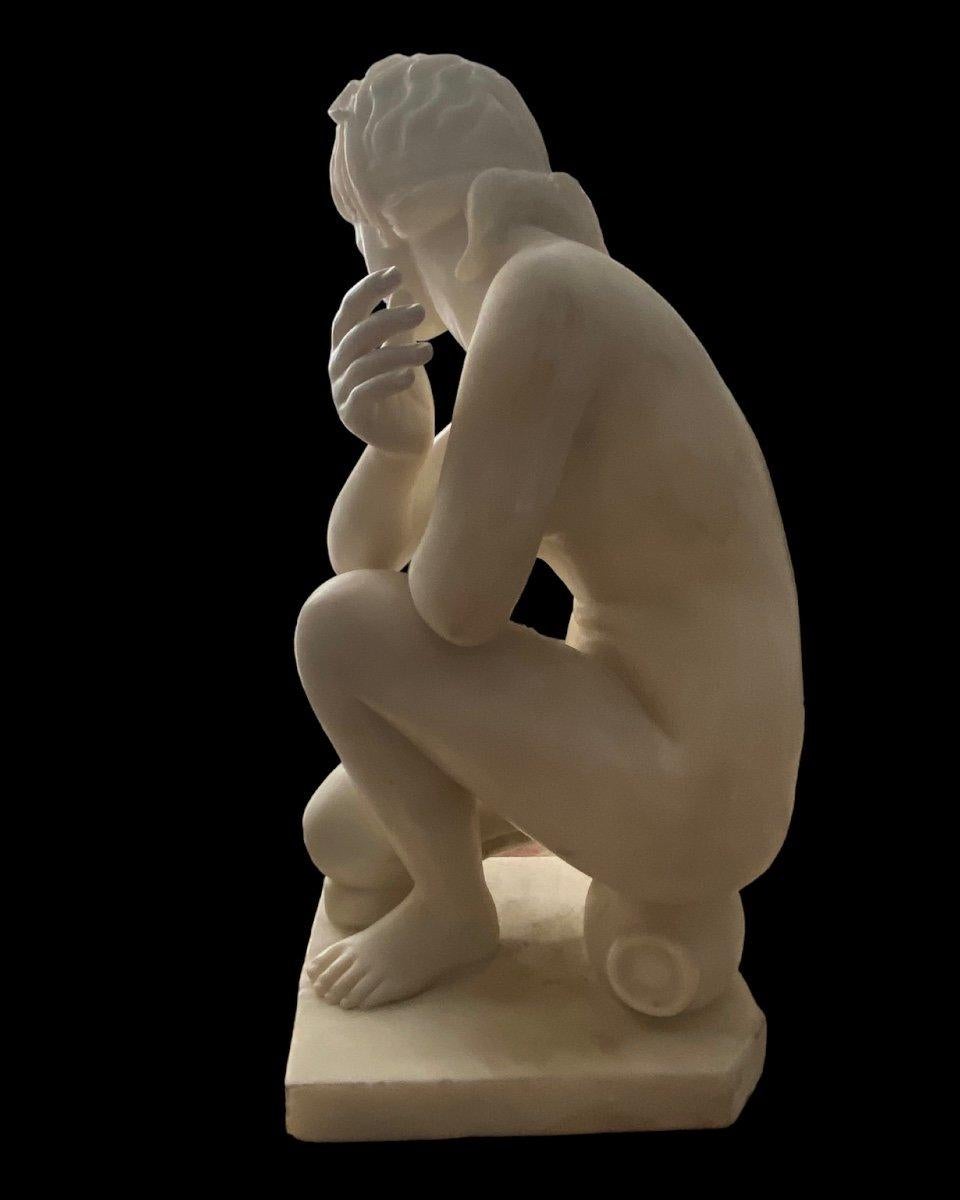 Scultura raffigurante Venere accovacciata in marmo - XX secolo For Sale 3