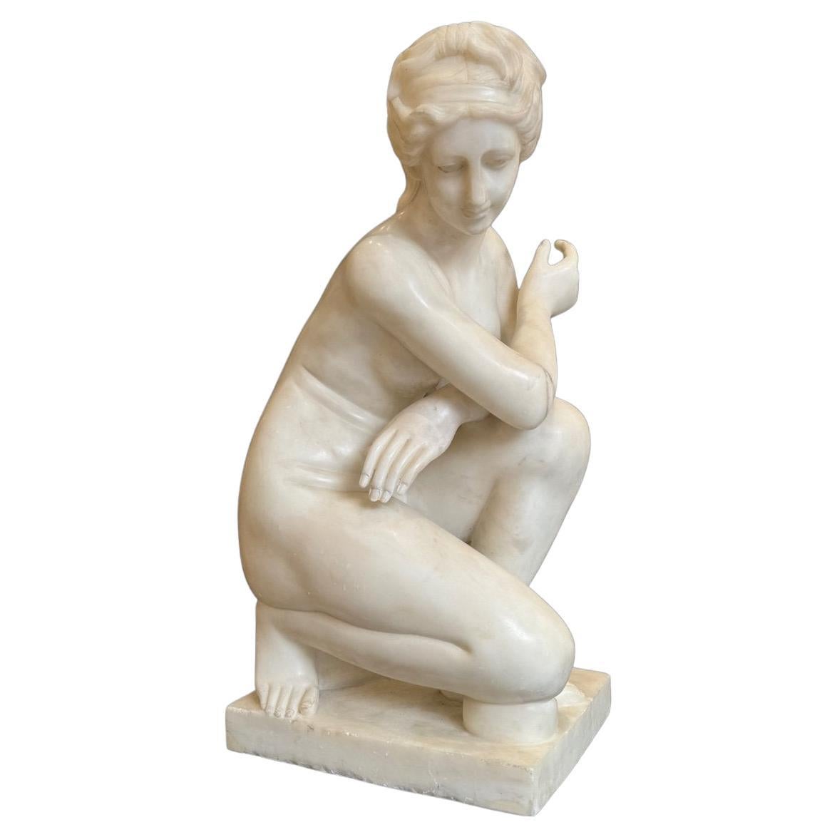 Scultura raffigurante Venere accovacciata in marmo - XX secolo