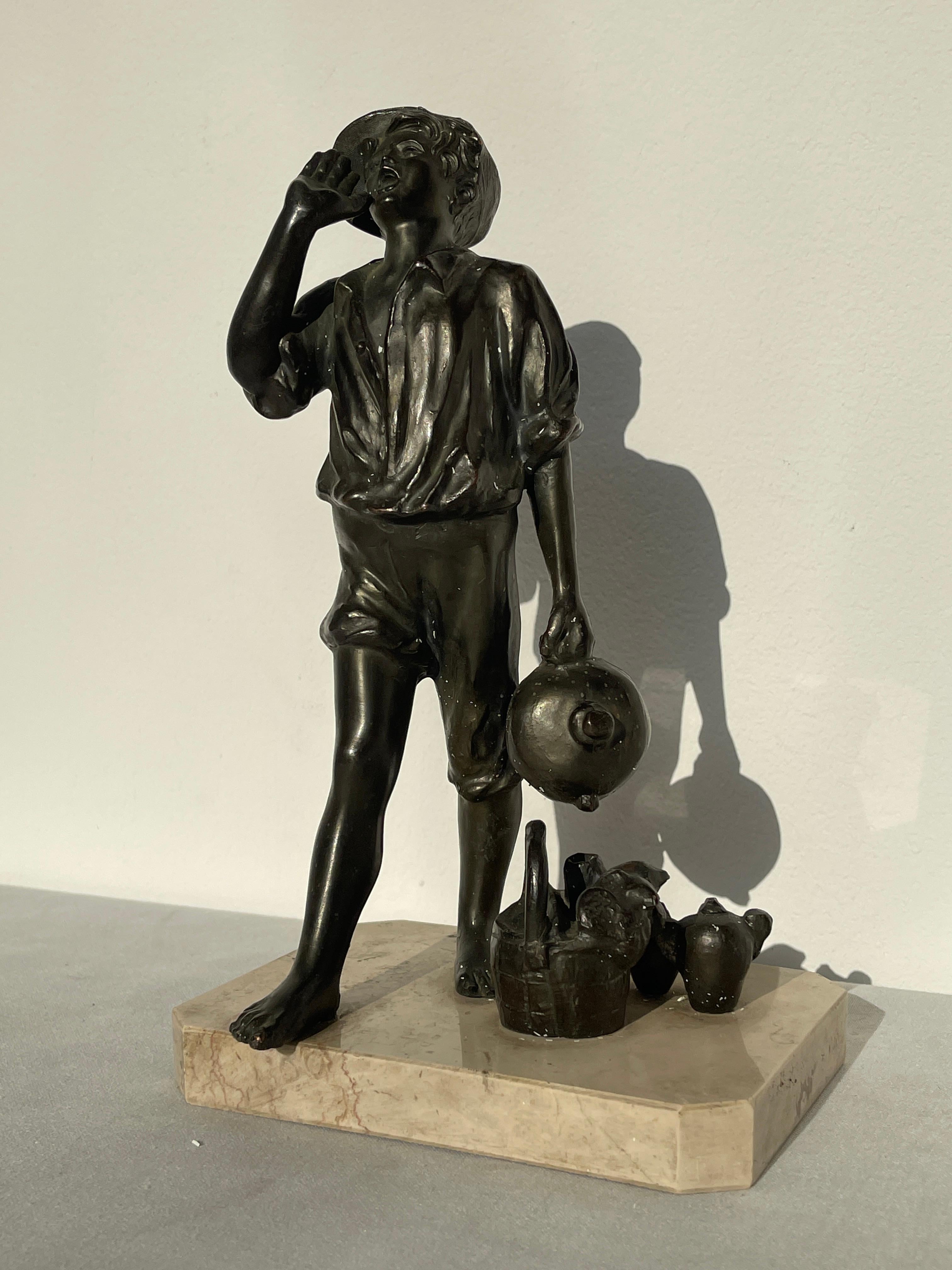 Skulptur Junge Wasser Verkäufer vintage 1950er Jahre Italienisch (Art nouveau) im Angebot