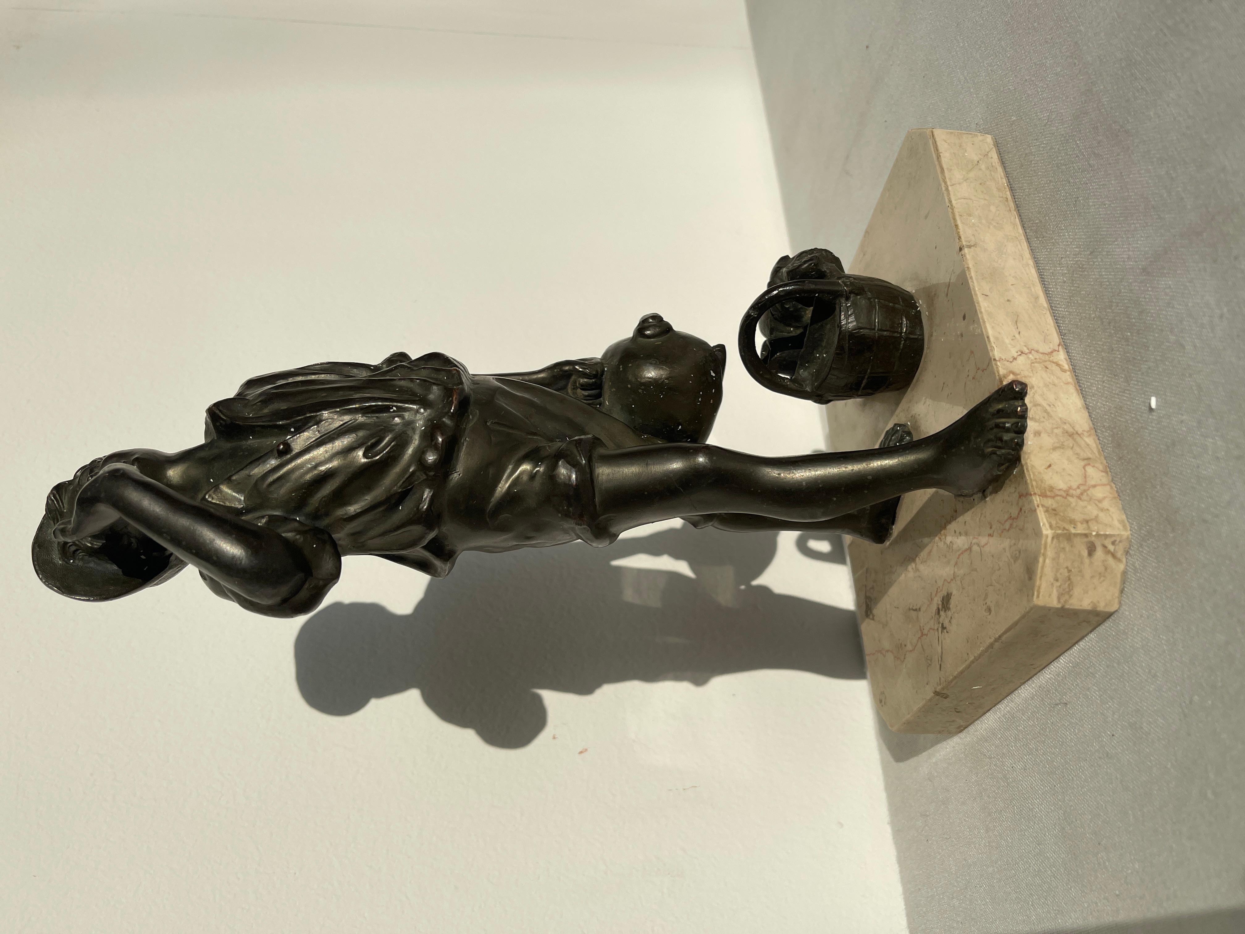 Skulptur Junge Wasser Verkäufer vintage 1950er Jahre Italienisch (Sonstiges) im Angebot