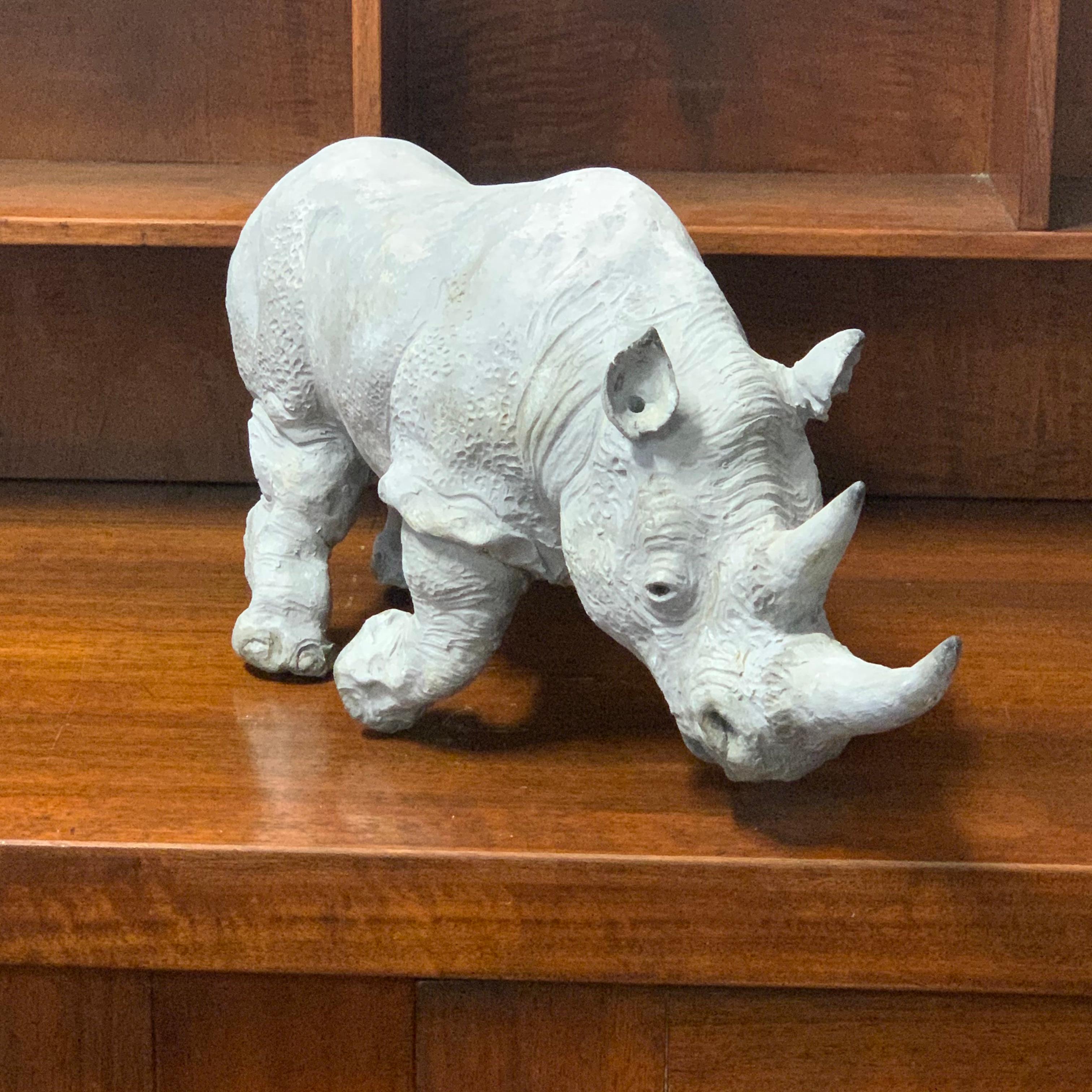 Escultura de cerámica de rinoceronte  Firmado Angelo Zanella y fechado en 2020 - Italia Italian en venta