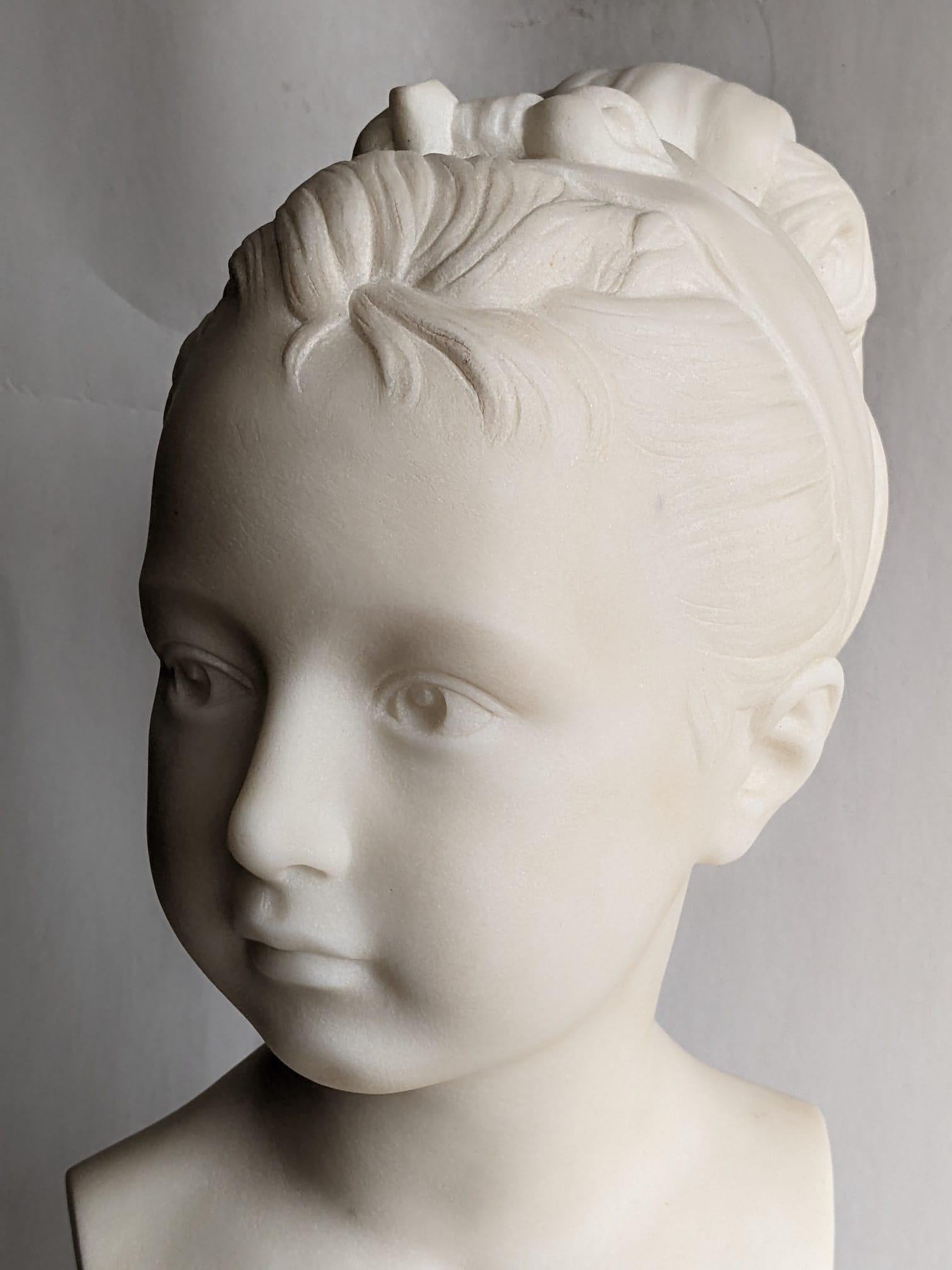 Buste de Luoise Brongniart, sculpture en marbre de Brongniart, sculpture néoclassique.
Beau portrait de la fille du célèbre architecte néoclassique Alexandre-Théodore Brongniart (1739-1813), sur un beau marbre statuaire posé sur un socle en marbre