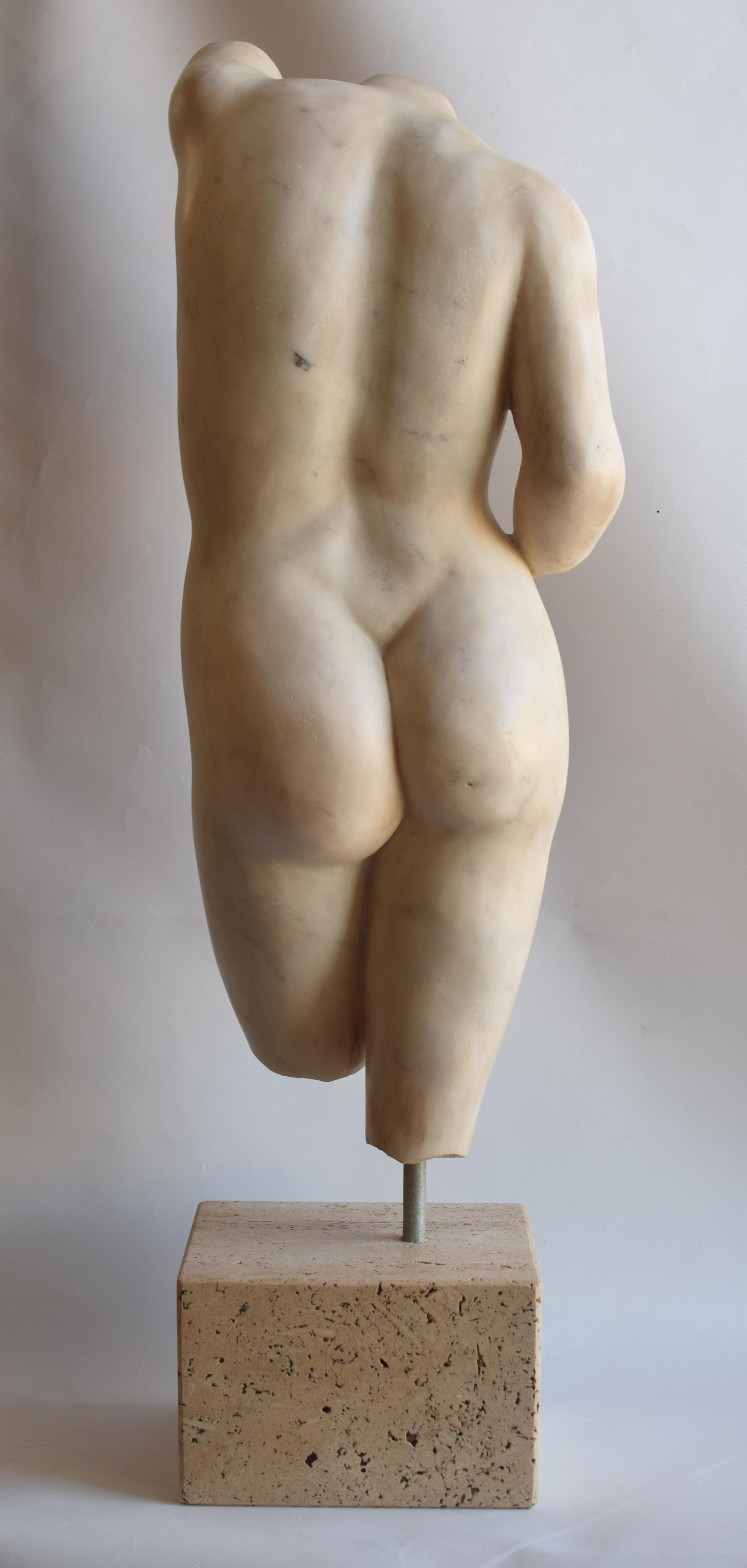 Italian Scultura torso femminile su marmo bianco Carrara -made in Italy originale in vendita