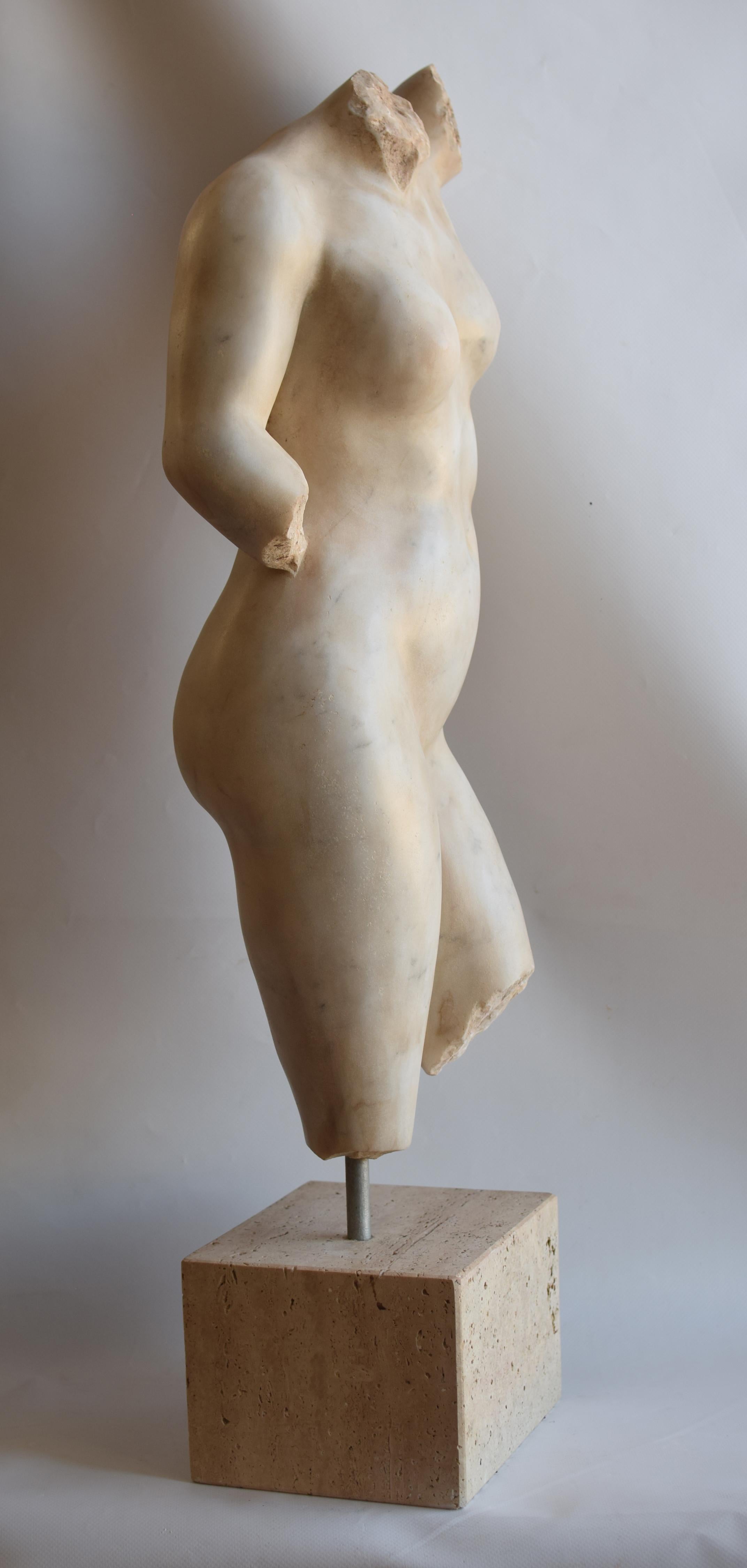 Scultura torso femminile su marmo bianco Carrara -made in Italy originale In condizioni buone in vendita a Tarquinia, IT