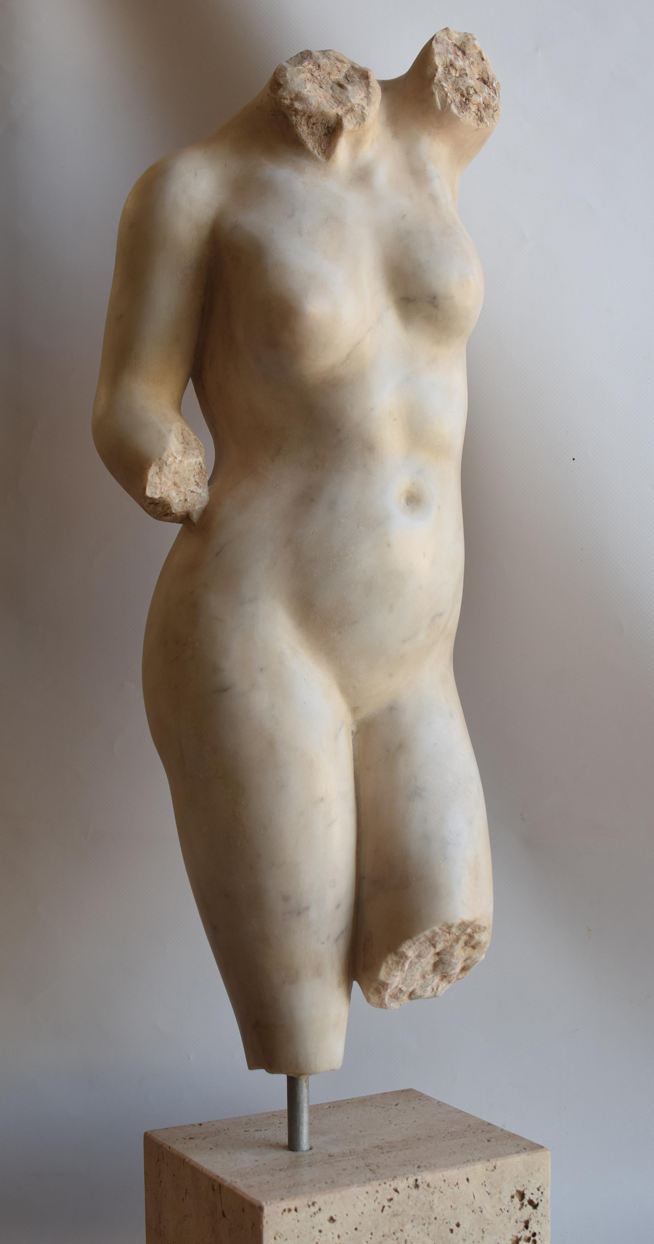 Periodo contemporaneo Scultura torso femminile su marmo bianco Carrara -made in Italy originale in vendita