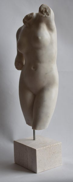 Sculpture de torse féminin sur marbre blanc de Carrare - fait en Italie original