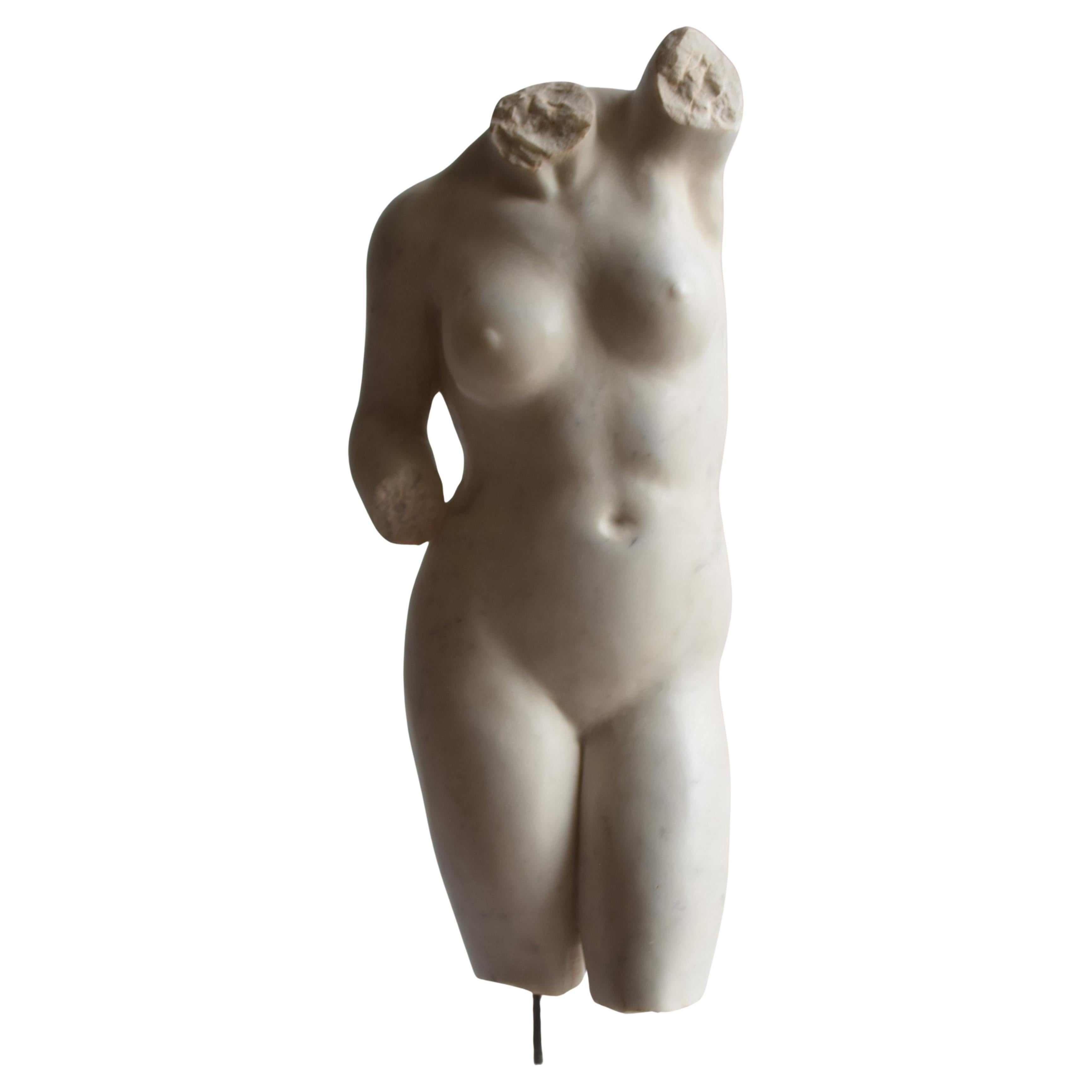 Weiblicher Torso Skulptur auf weißem Carrara-Marmor - hergestellt in Italien Original