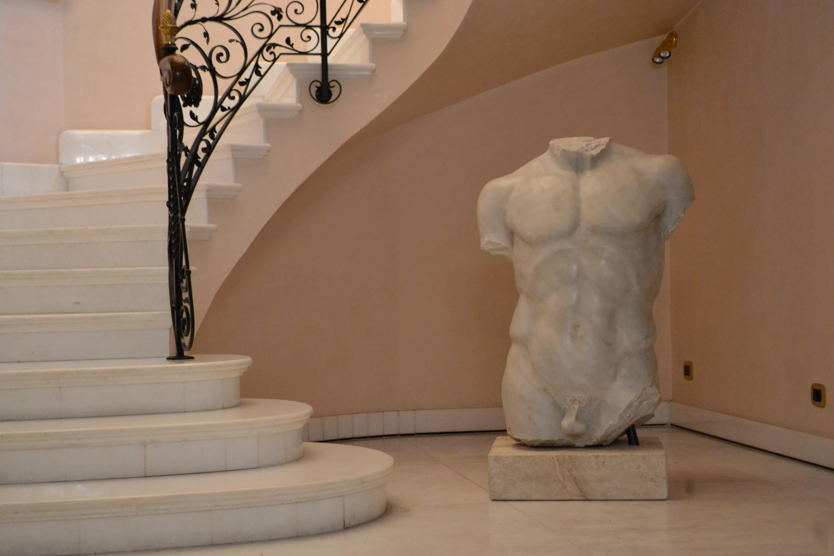 Torso maschile imponente, peso circa kg 800, scolpito su marmo bianco Carrara poggiante su base travertino Romano
ispirato al Doriforo che si trova agli uffizi di Firenze.
Originalmodell aus dem Todini-Labor in Tarquinia, einem zertifizierten