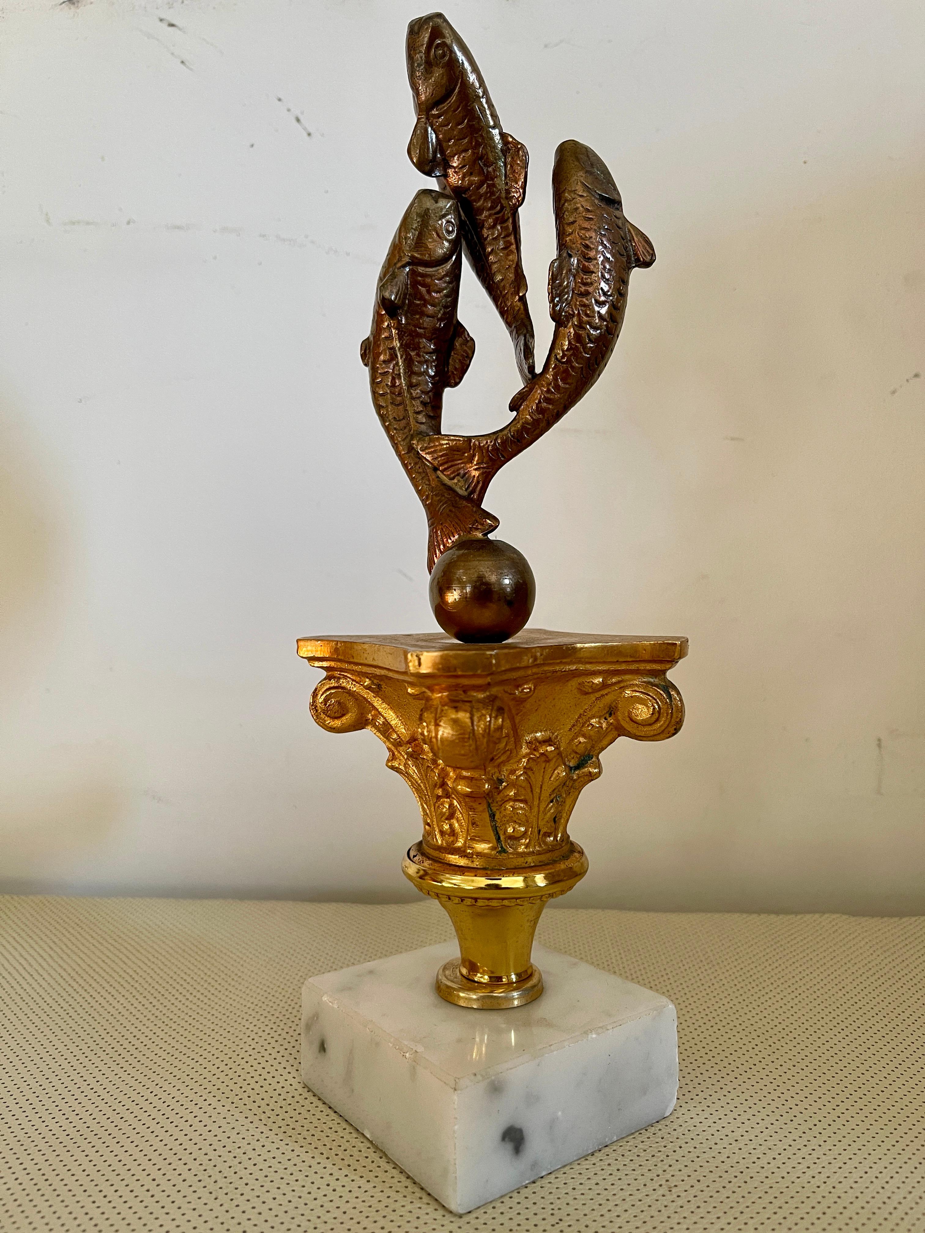Escultura trofeo de pesca de época italiana del siglo XX en bronce y mármol en venta 3
