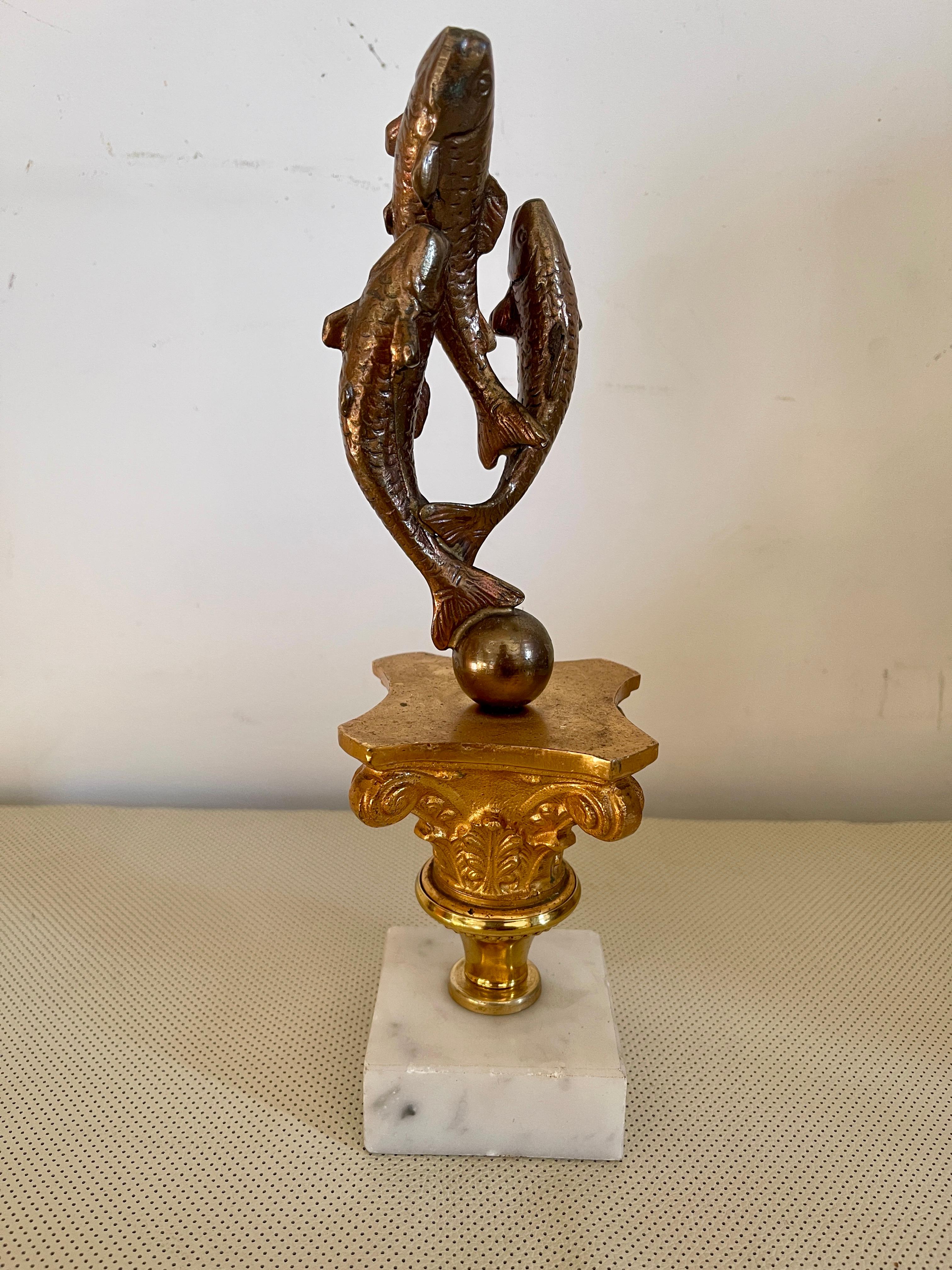 Escultura trofeo de pesca de época italiana del siglo XX en bronce y mármol Art Decó en venta