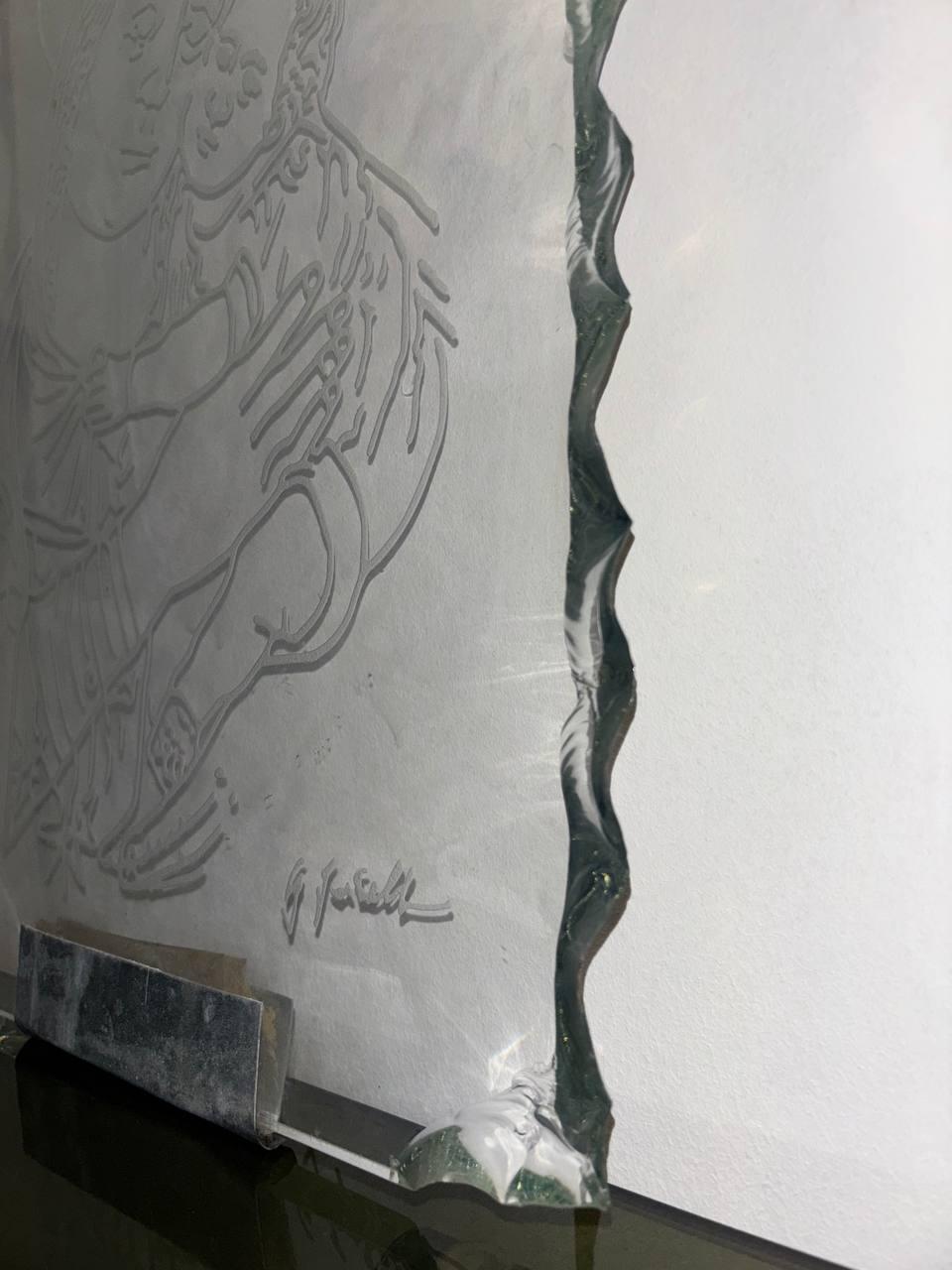 Mid-Century moderno Scultura unica Maternità in vetro Martellato con firma incisa del 1969 in vendita