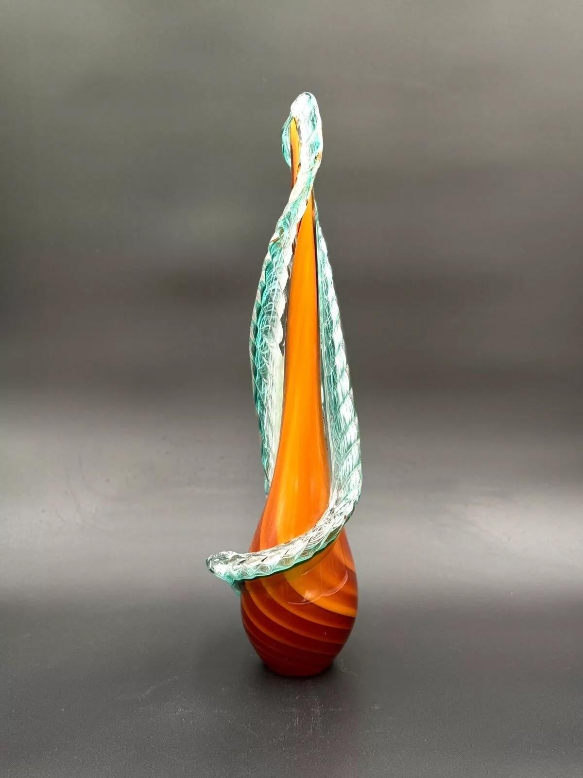 Escultura totalmente de cristal de Murano, hecha a mano, efecto serpiente.

El artículo está en excelente estado de conservación, no hay defectos estéticos ni estructurales que señalar. (Ver foto)

Altura aprox. 50 cm


Envío incluido a toda