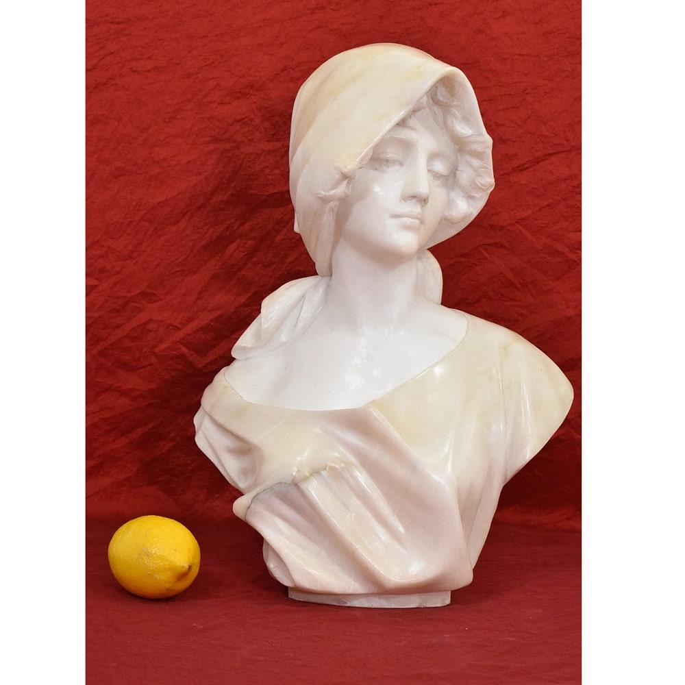 La categoría Esculturas Antiguas de Mármol y Alabastro propone una bella y refinada Escultura Femenina, representando un Busto de Mujer, de Niña con tocado y mirada dulce. 

La obra conserva su pátina original.

La época de la escultura antigua es