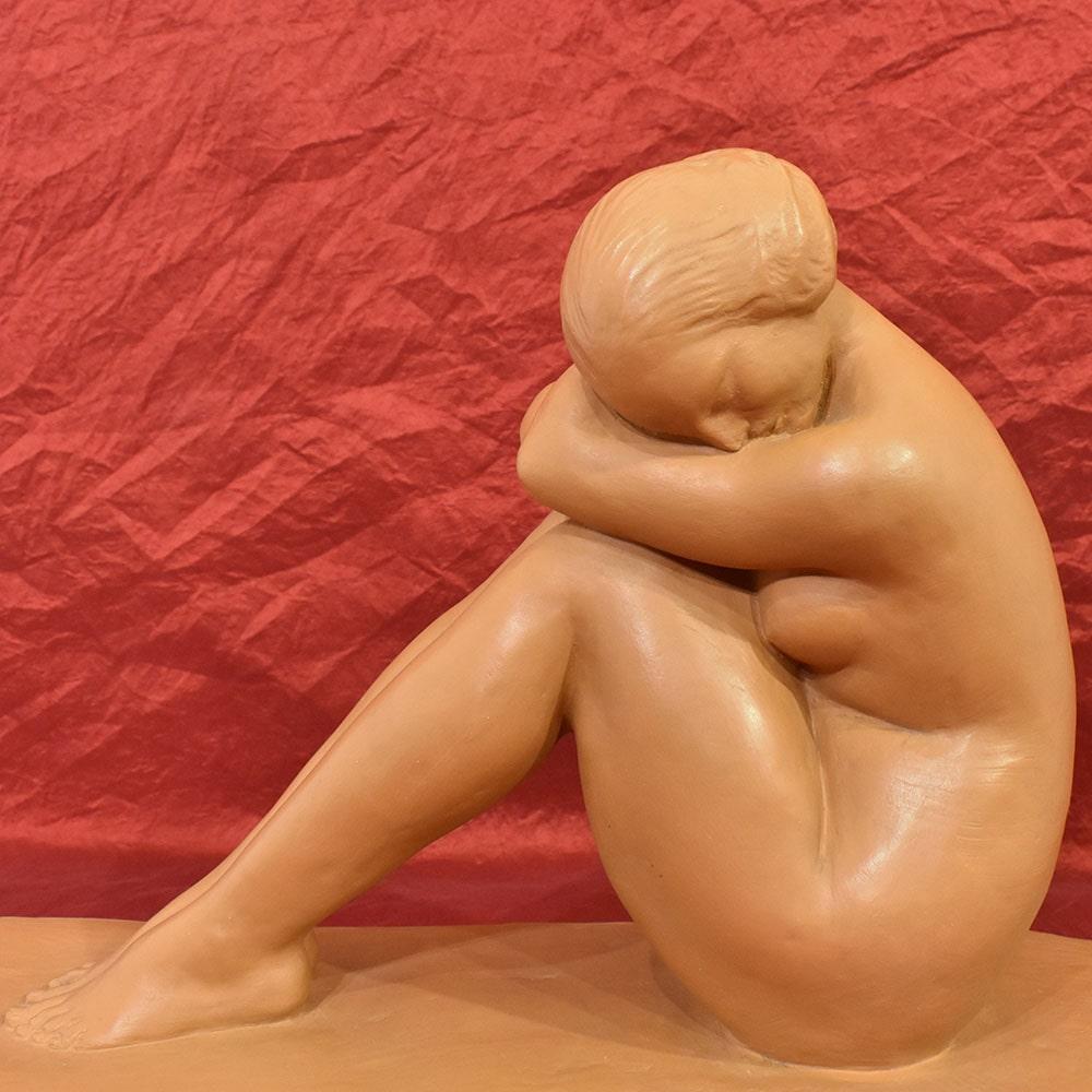 Art Déco Sculture Art Deco, Scultura In Terracotta Di Donna Nuda Accovacciata, XX secolo. in vendita