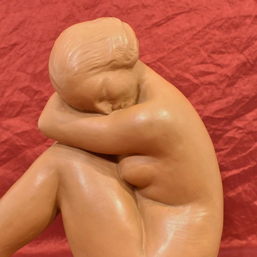 French Sculture Art Deco, Scultura In Terracotta Di Donna Nuda Accovacciata, XX secolo. in vendita