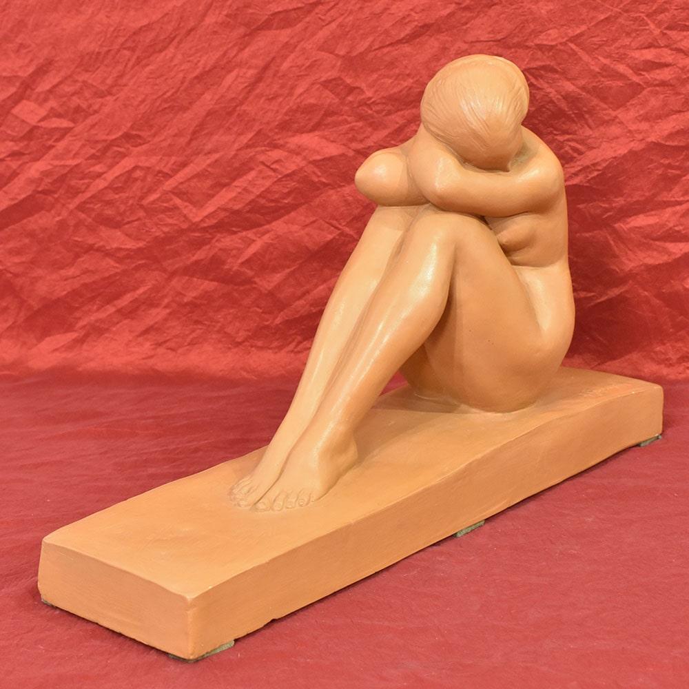 Sculture Art Deco, Scultura In Terracotta Di Donna Nuda Accovacciata, XX secolo. In condizioni buone in vendita a Breganze, VI
