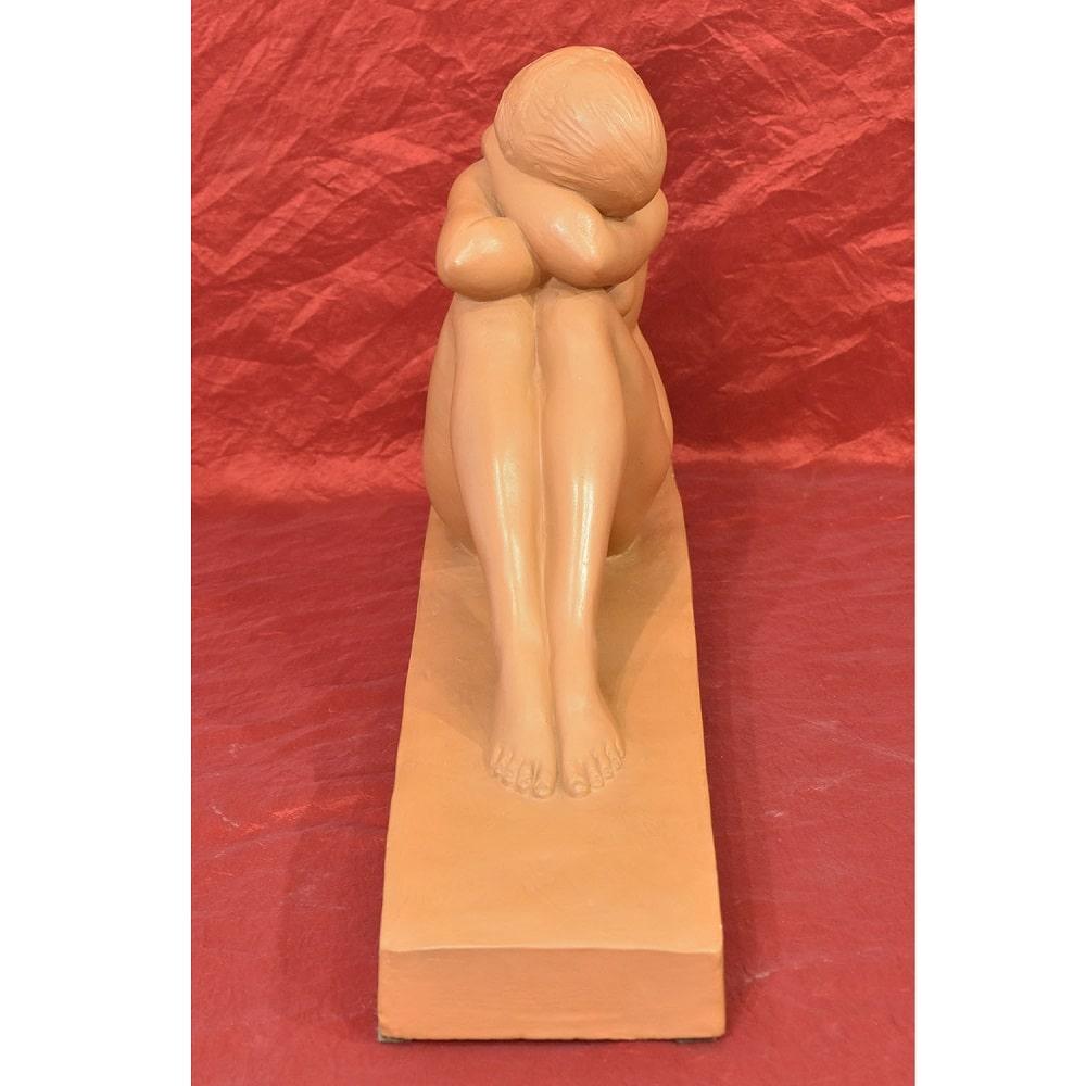 20th Century Sculture Art Deco, Scultura In Terracotta Di Donna Nuda Accovacciata, XX secolo. in vendita