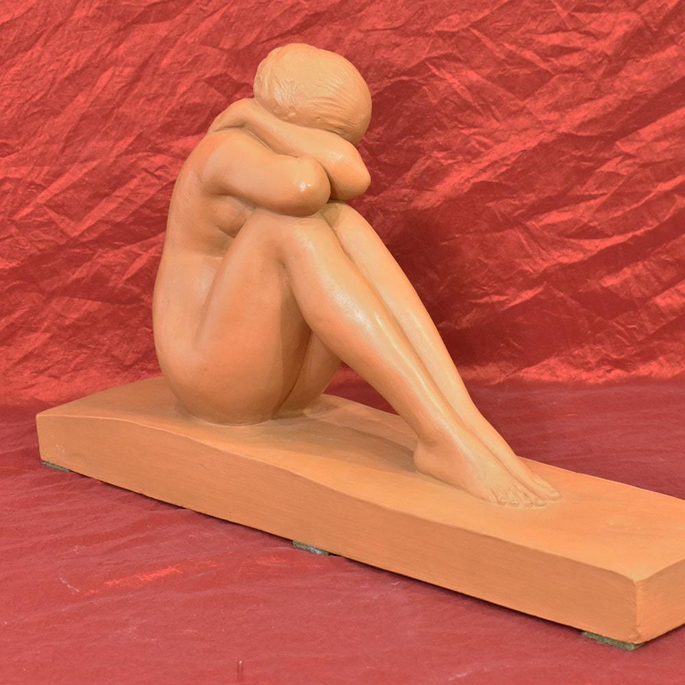 Sculture Art Deco, Scultura In Terracotta Di Donna Nuda Accovacciata, XX secolo. in vendita 1