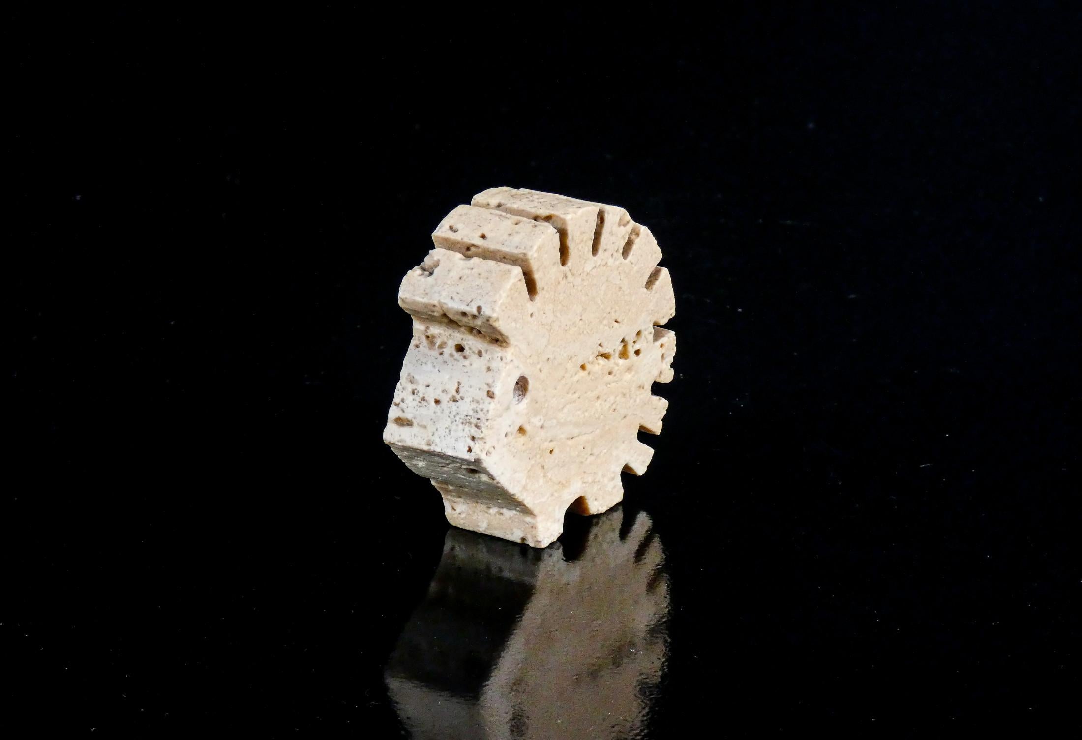 Porcupine sculptures designed by F.lli MANNELLI, in Rapolano travertine. 1970s In Excellent Condition In Torino, IT