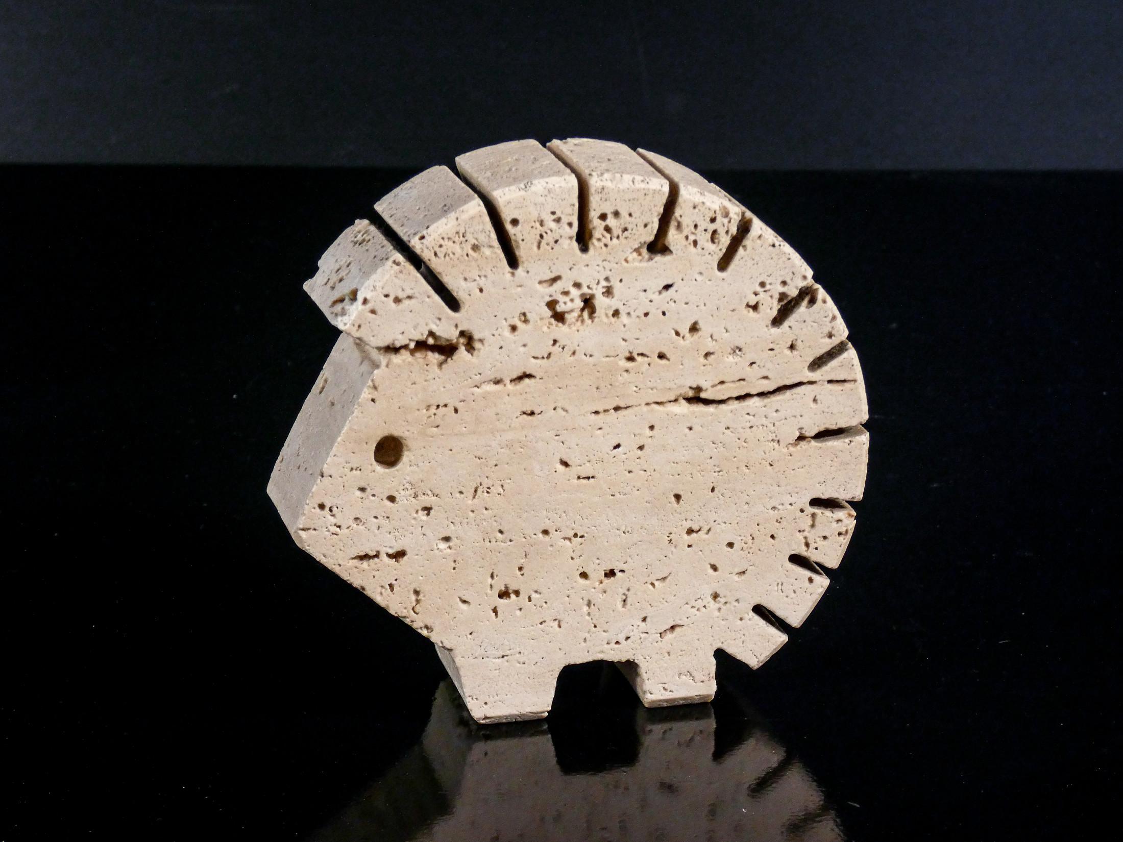 Porcupine sculptures designed by F.lli MANNELLI, in Rapolano travertine. 1970s 1