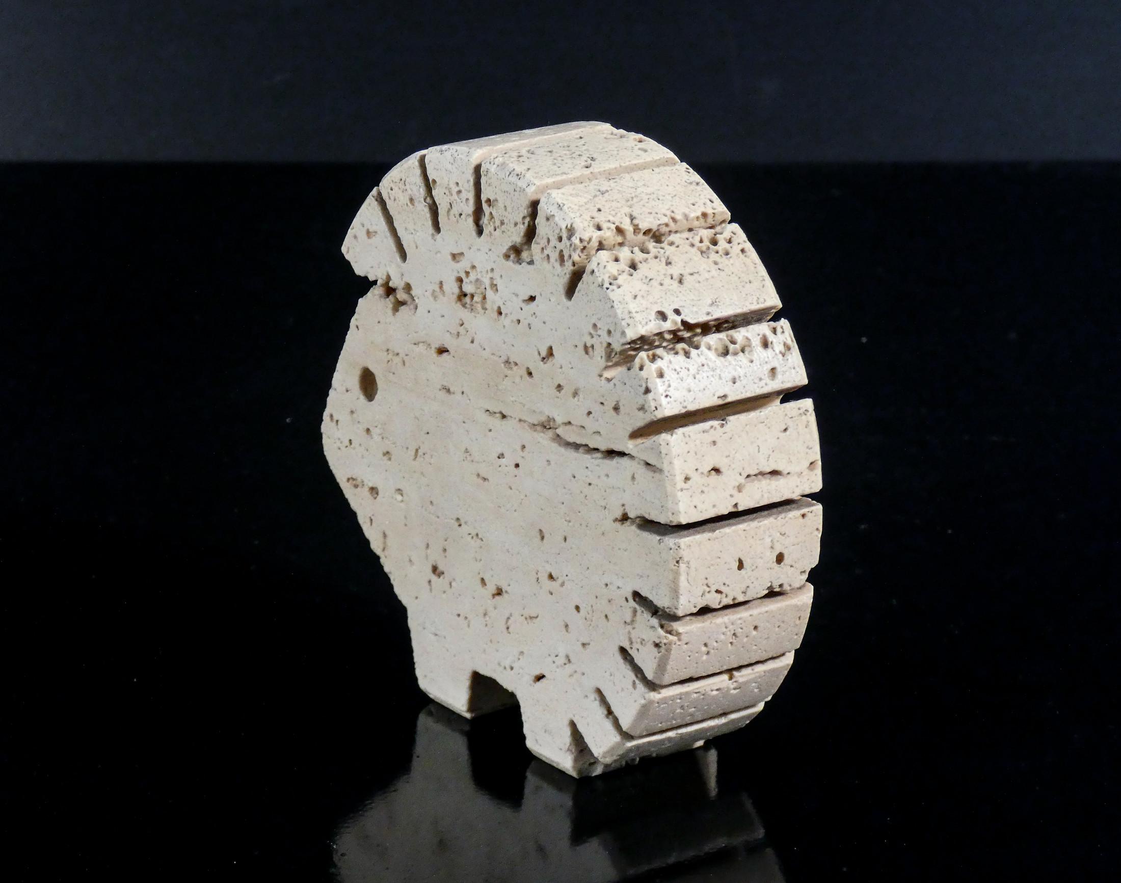 Porcupine sculptures designed by F.lli MANNELLI, in Rapolano travertine. 1970s 2