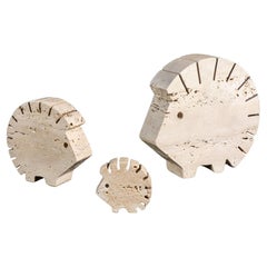 Porcupine sculptures designed by F.lli MANNELLI, in Rapolano travertine. 1970s