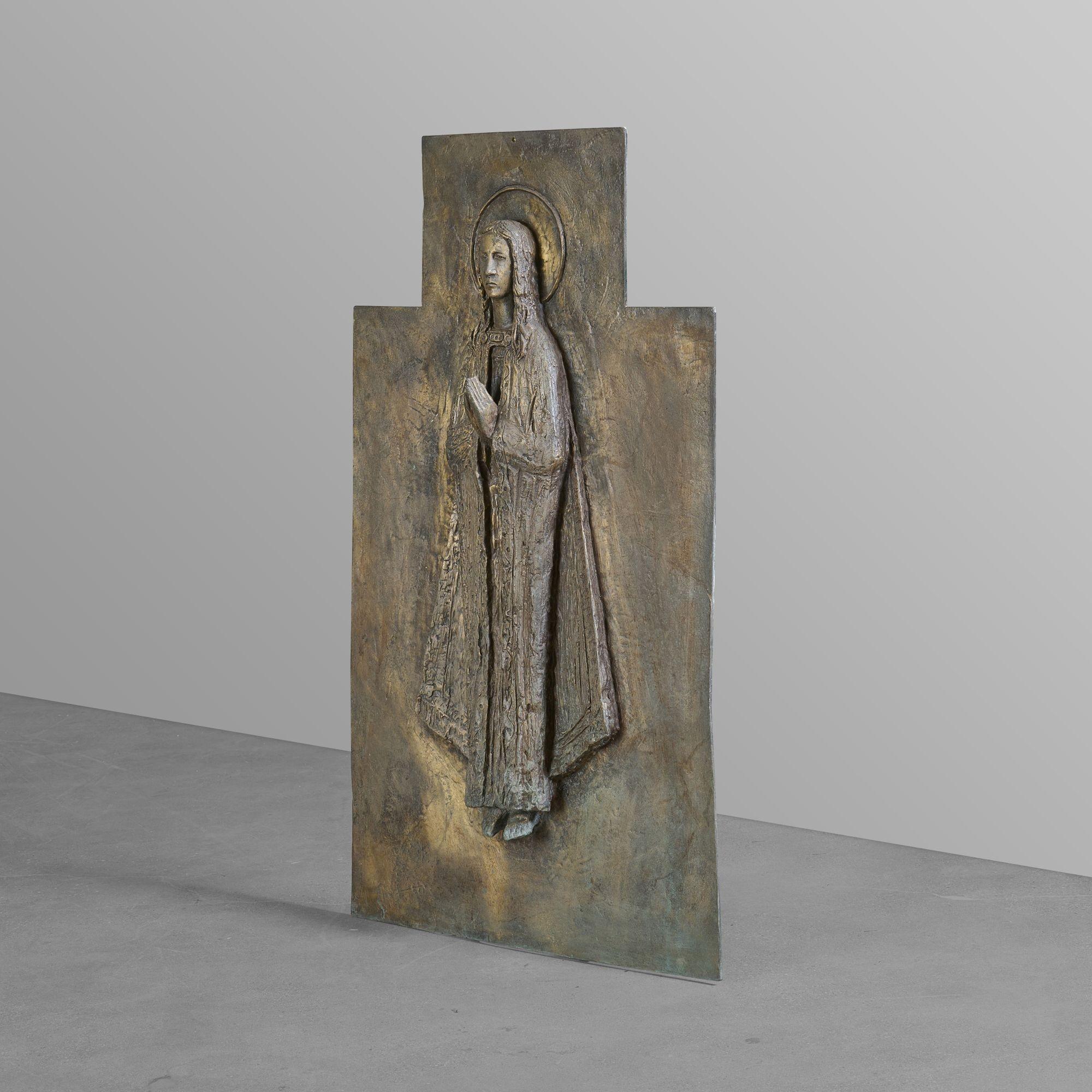 Sculpture de Marie en bronze coulé du milieu du siècle.