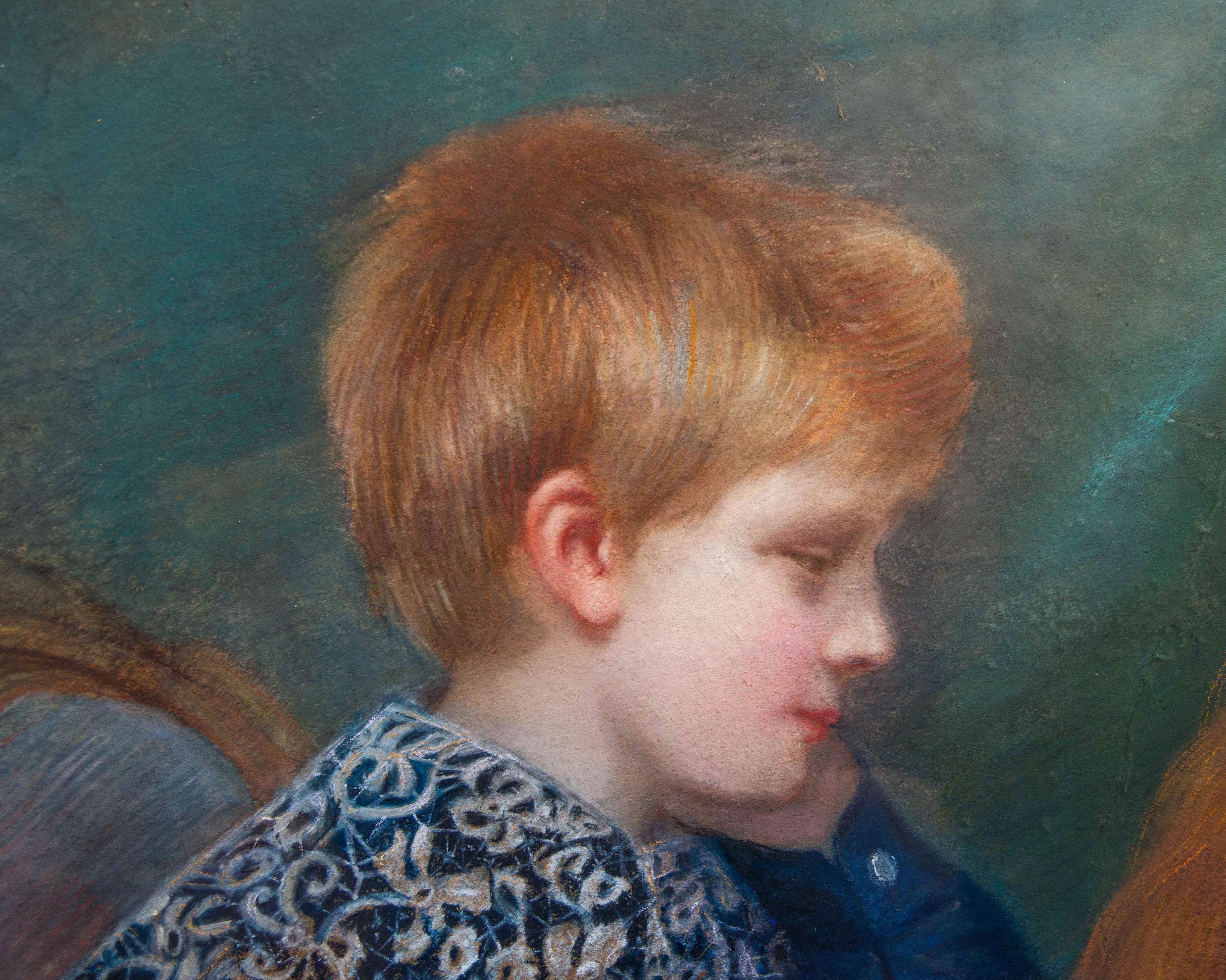 Scuola francese, XX secolo

Tre fratelli

Pastello su carta, cm 77 x 108

Con cornice, cm 101 x 134

Firmato e datato in basso a destra “Ducreux 1903”

Il pastello in questione raffigura tre bambini attorno a un tavolo, intenti a giocare a carte. Al