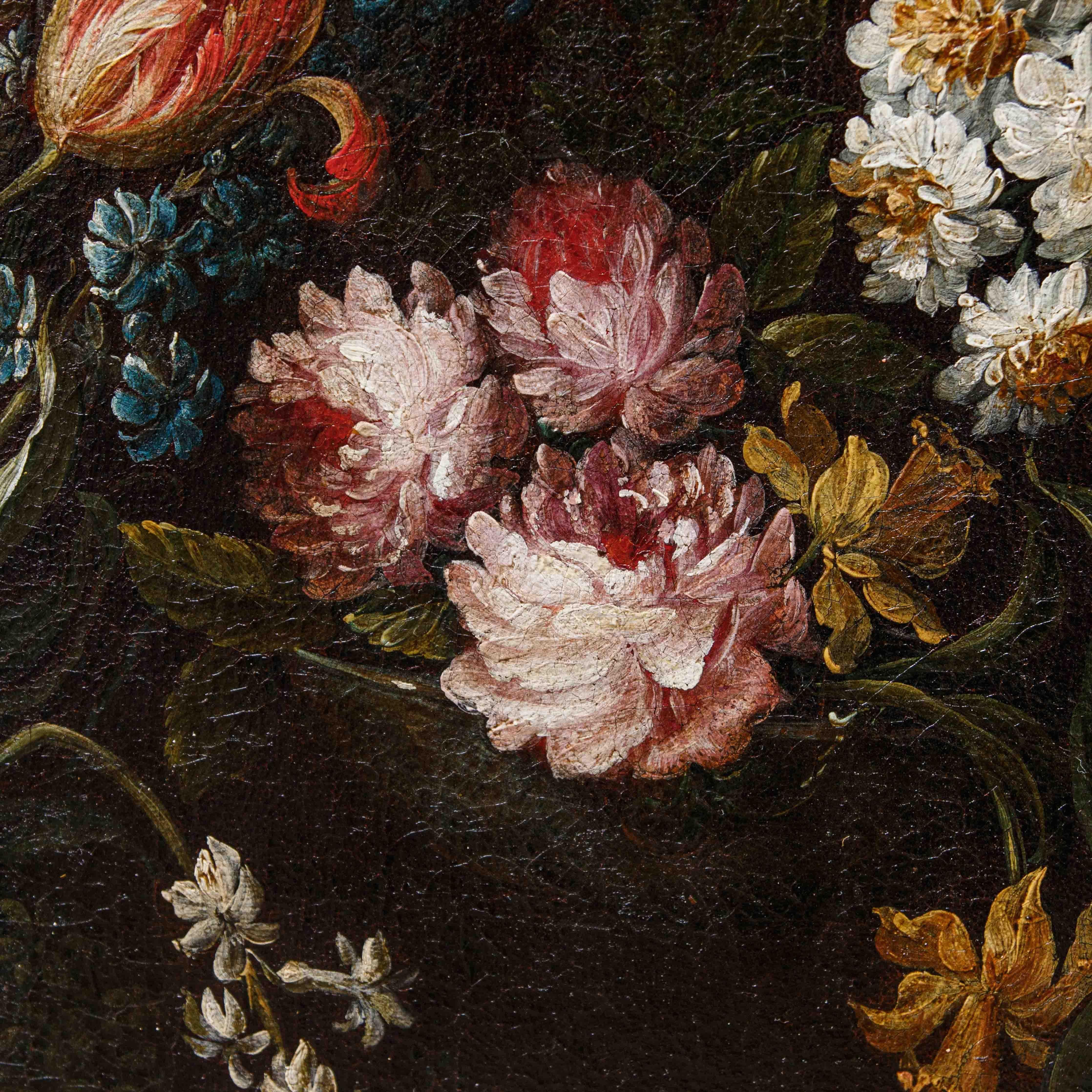 Scuola lombarda, XVII secolo

Natura morta con fiori

Olio su tela, cm 52 x 60 

Con cornice, cm 67 x 76

L’olio su tela in esame, raffigurante un tripudio floreale che emerge da uno sfondo scuro, può essere riferito per tratti stilistici e