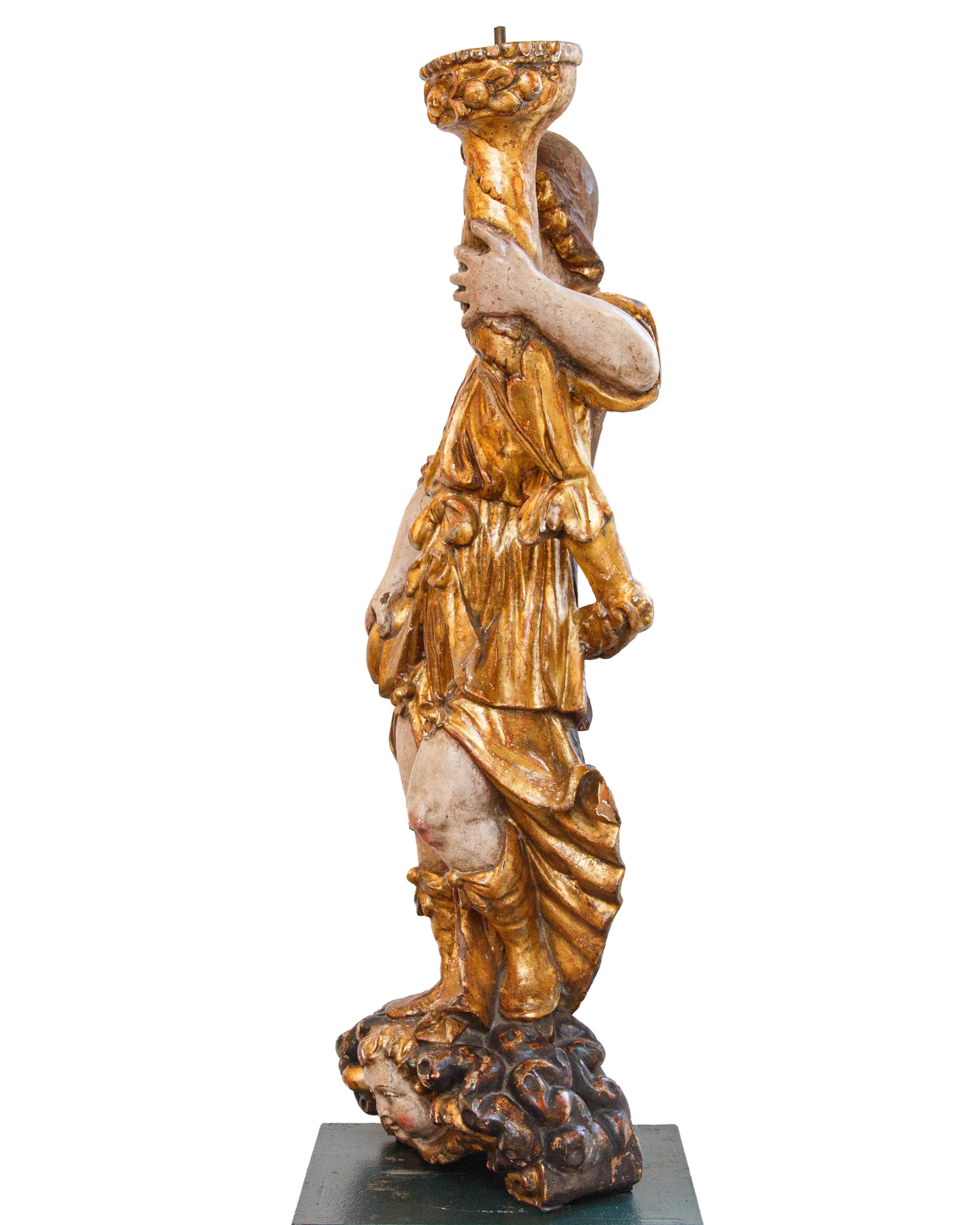 Escuela lombardo-veneciana, siglo XVII

Pareja de ángeles

(2) Madera dorada y tallada, h. cm 94

Los estudios sobre la escultura de los siglos XVII y XVIII han afinado en los últimos años una cierta sensibilidad hacia los objetos de madera
