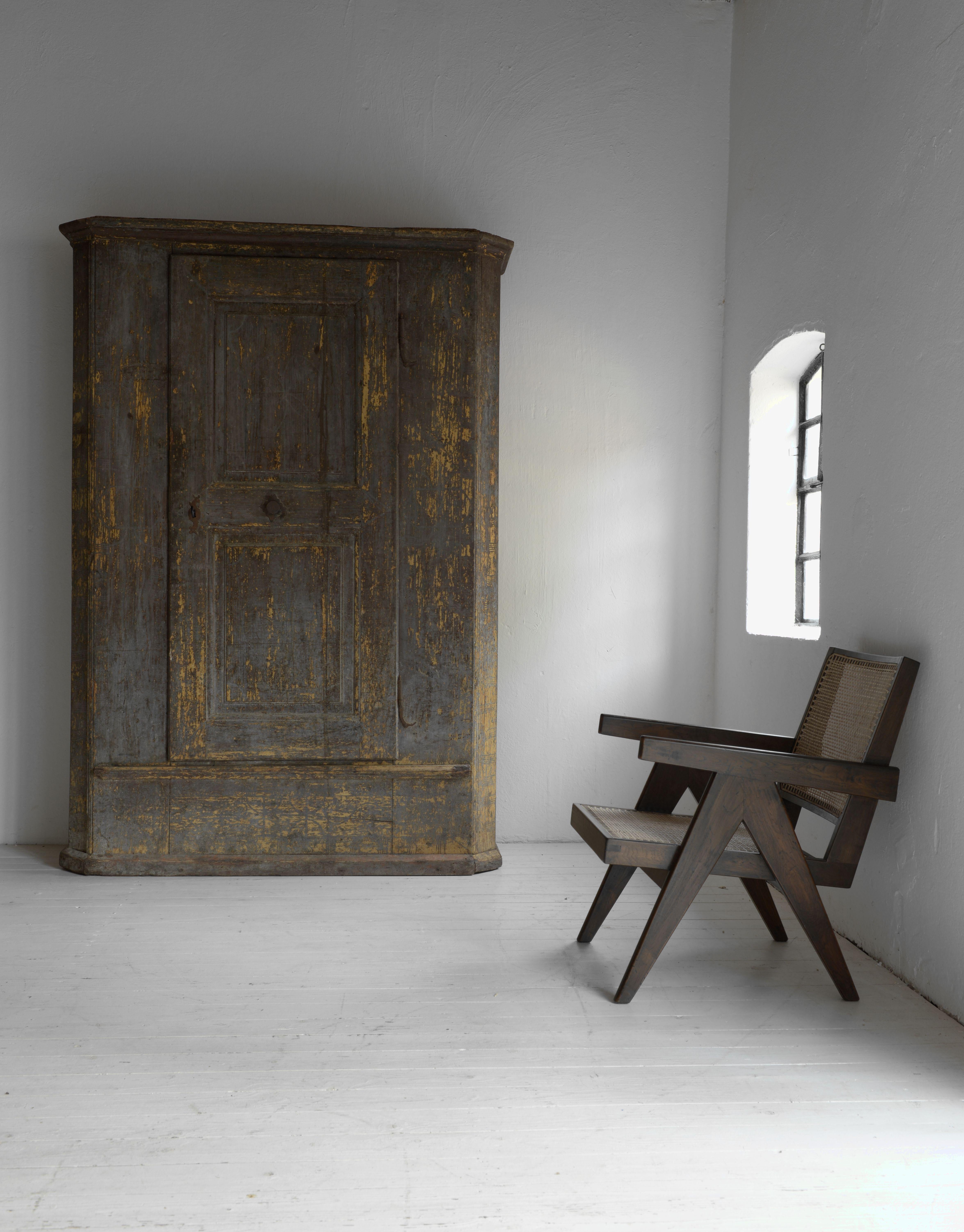 An exceptional 18th century Swedish cabinet in original flaking but stable paint. Wonderfull patina. In working and ready- to place condition.