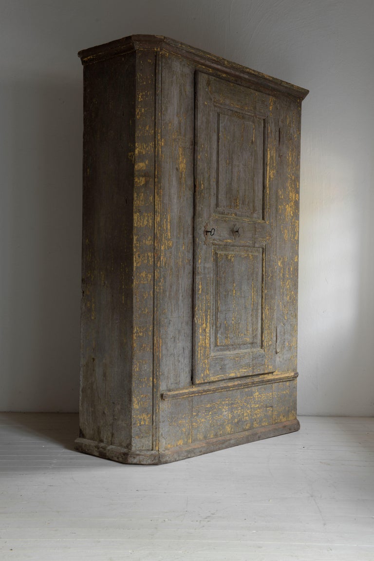 Scuptural 18th Century Swedish Large Armoire in Original Paint In Good Condition In Jesteburg, DE