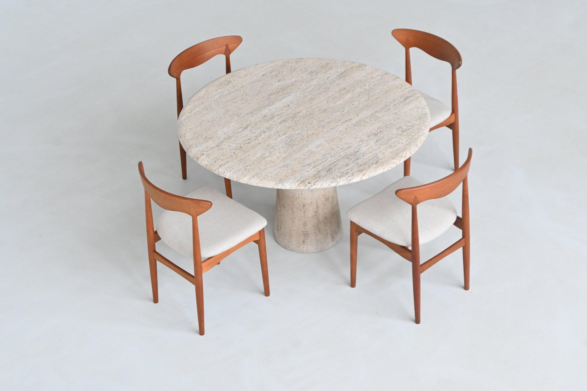 Scuptural large round dining table cream white travertine Italy 1970 For Sale 7