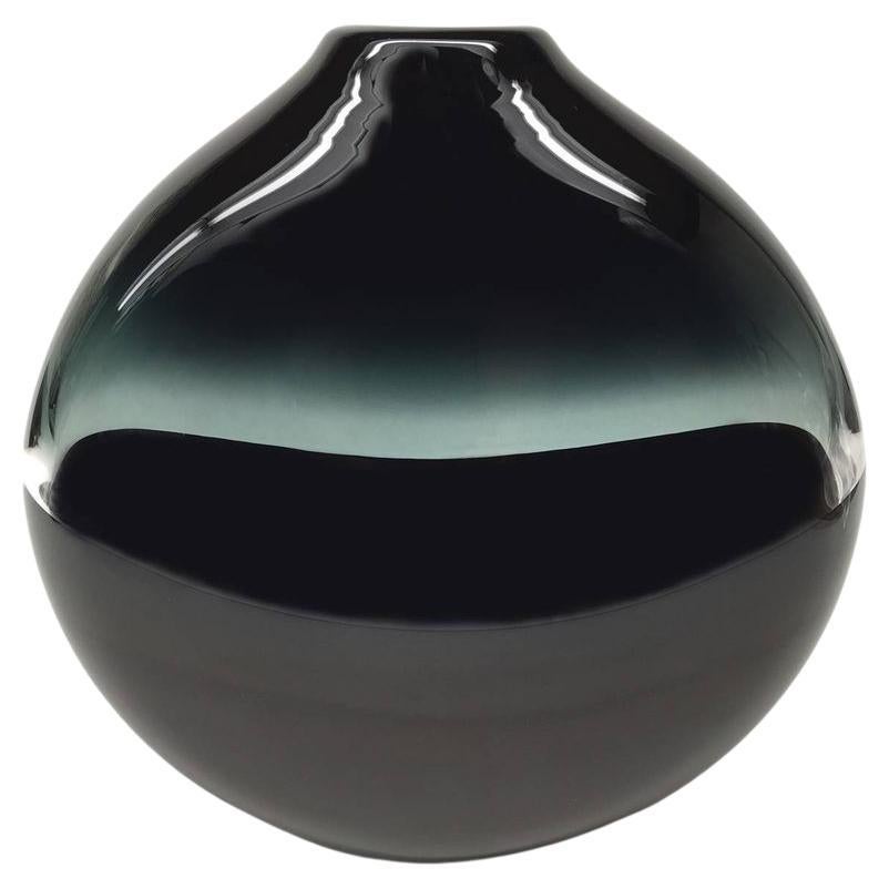 Scuro  Grand vase rond plat, verre soufflé à la main, fabriqué sur commande en vente