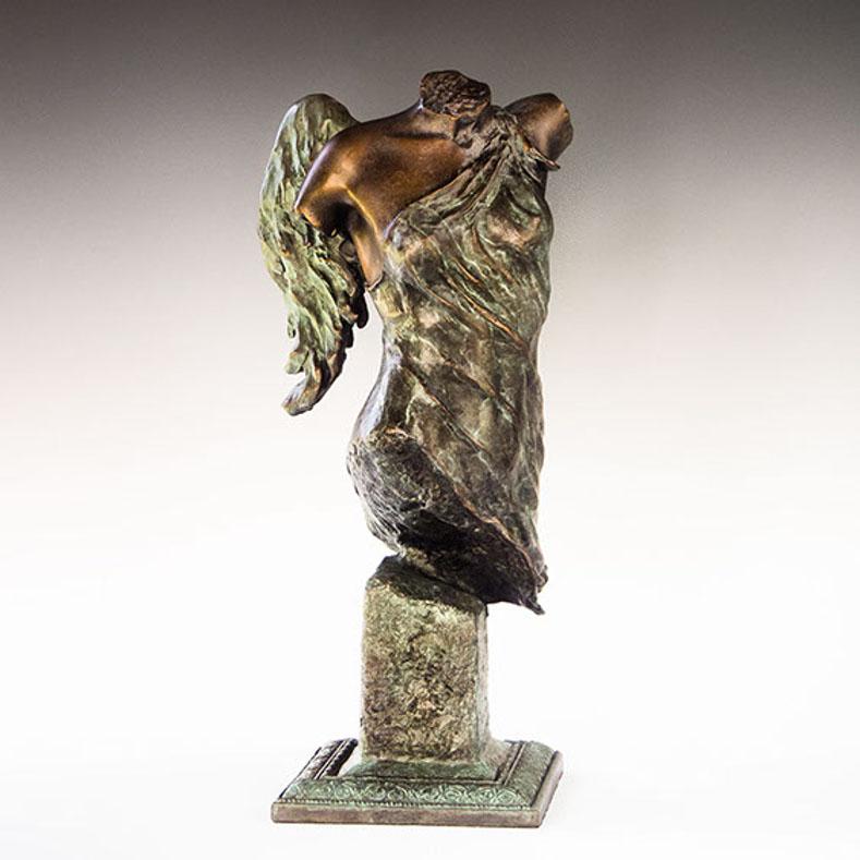 Figurative Sculpture Scy - «ROMA PASSATO »  Sculpture de déesse à ailes couronnées