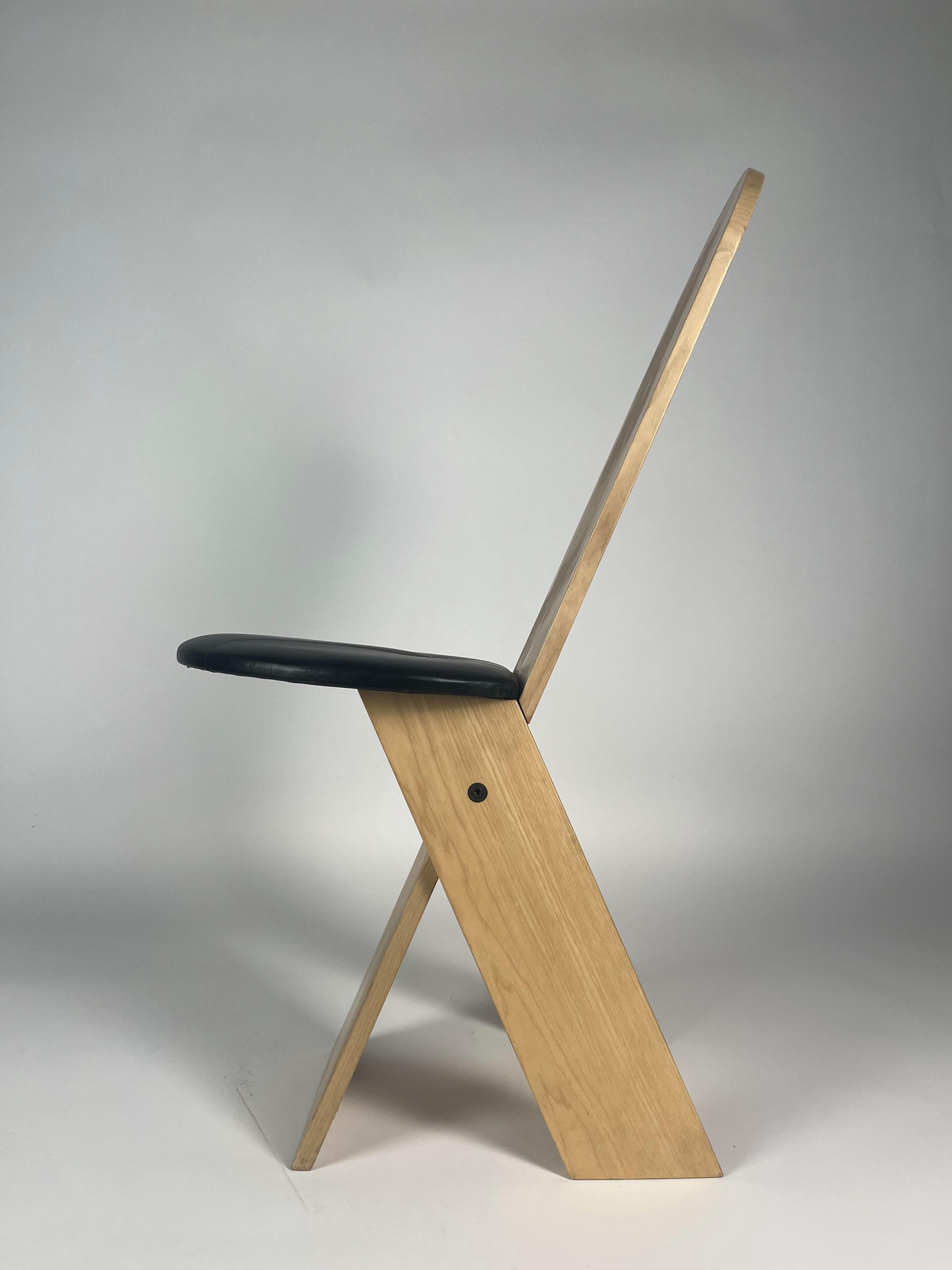 Introducing a masterpiece of furniture design from the 1970s: the model SD57 chair designed by renowned Italian designer Marco Zanuso. This chair is a perfect combination of elegance and functionality, ideal for adding a touch of sophistication to