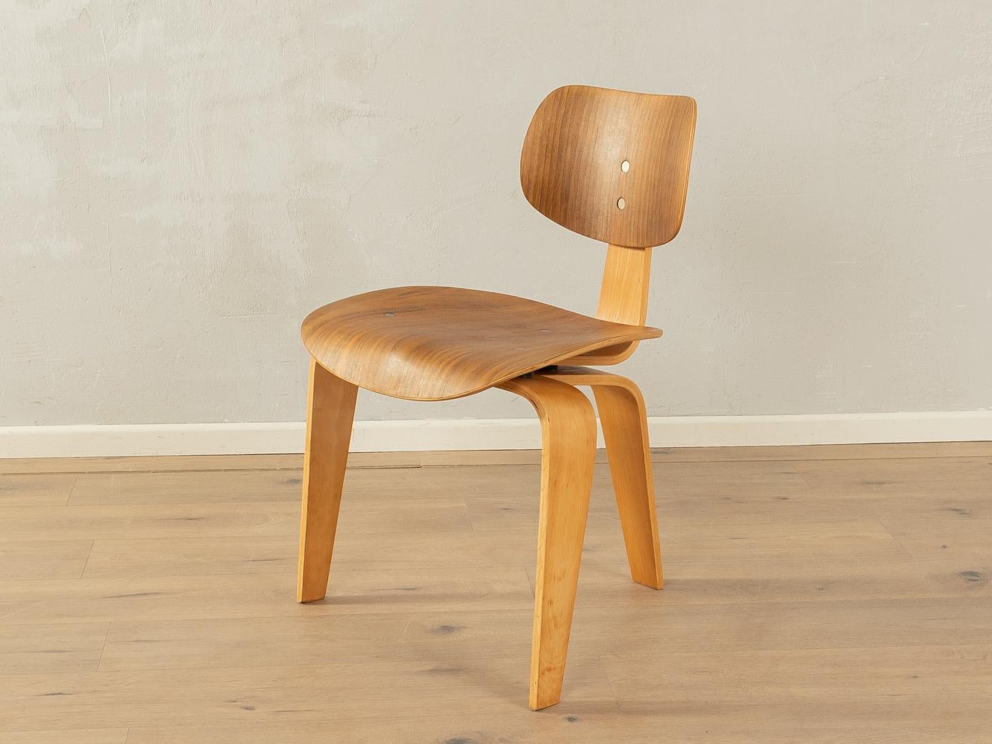 Silla SE 42 - clásico del diseño de los años 50 de Egon Eiermann para Wilde + Spieth. Armazón de madera de haya curvada con carcasa de asiento y respaldo de madera contrachapada curvada chapada en nogal.

Características de calidad:

    muy buena