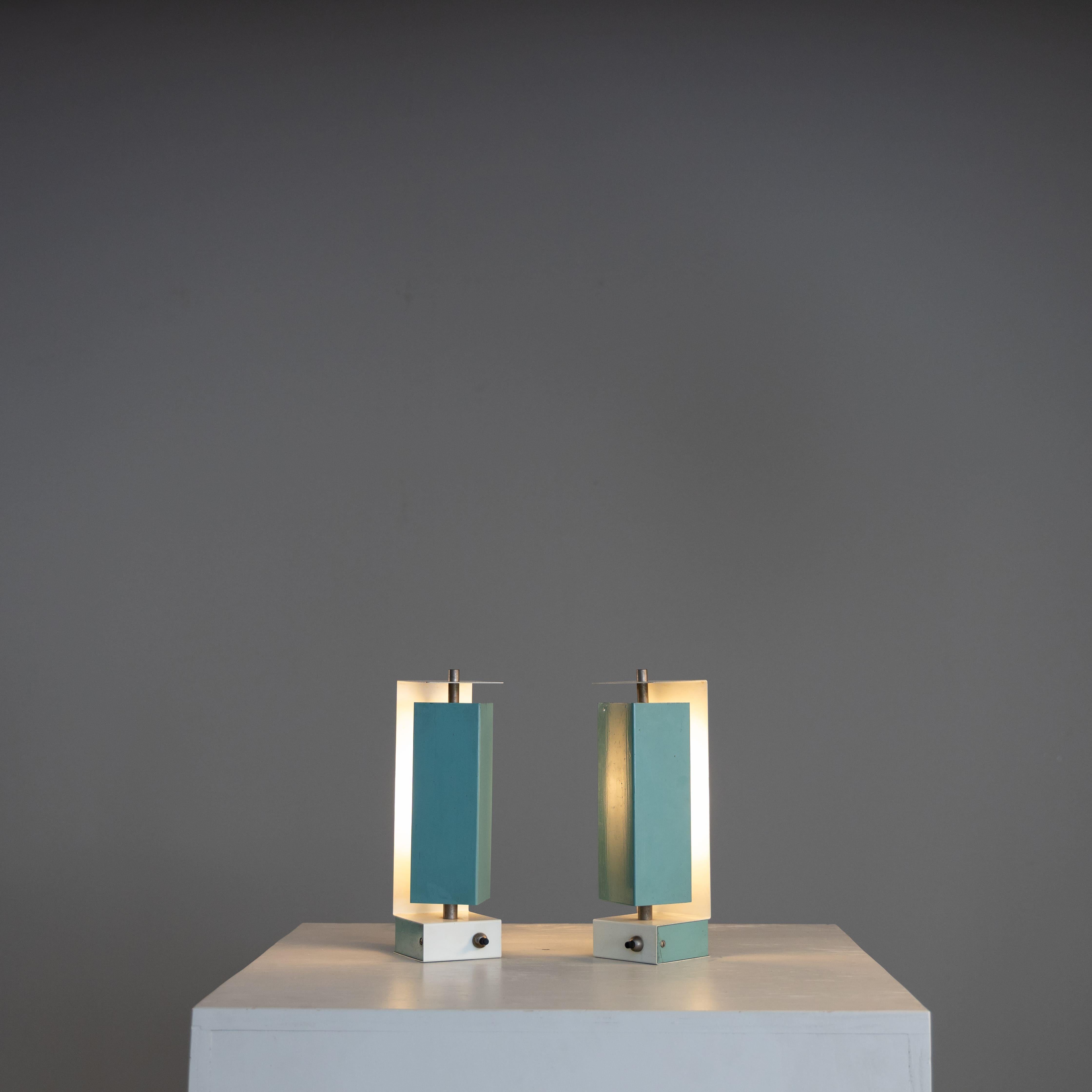 Set di due piccole lampade da comodino in metallo, 1950 in vendita 3