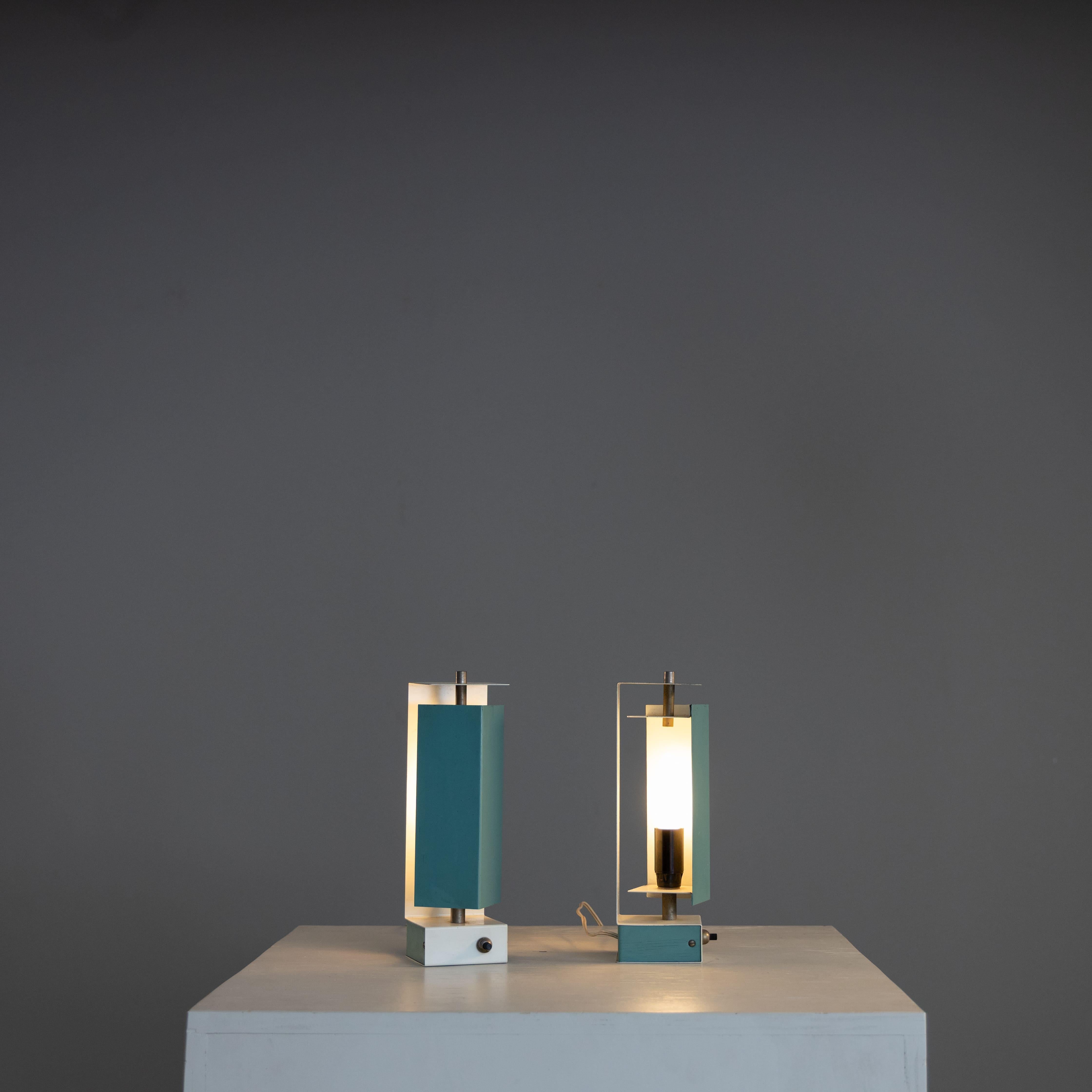 Coppia di lampade da comodino, anonimo, Italia, 1950 circa, metallo verniciato, prive di marchio, caratterizzate da un corpo illuminante chiuso da una calotta in metallo roteante che permette di regolare l’intensità e la direzione della luce, design
